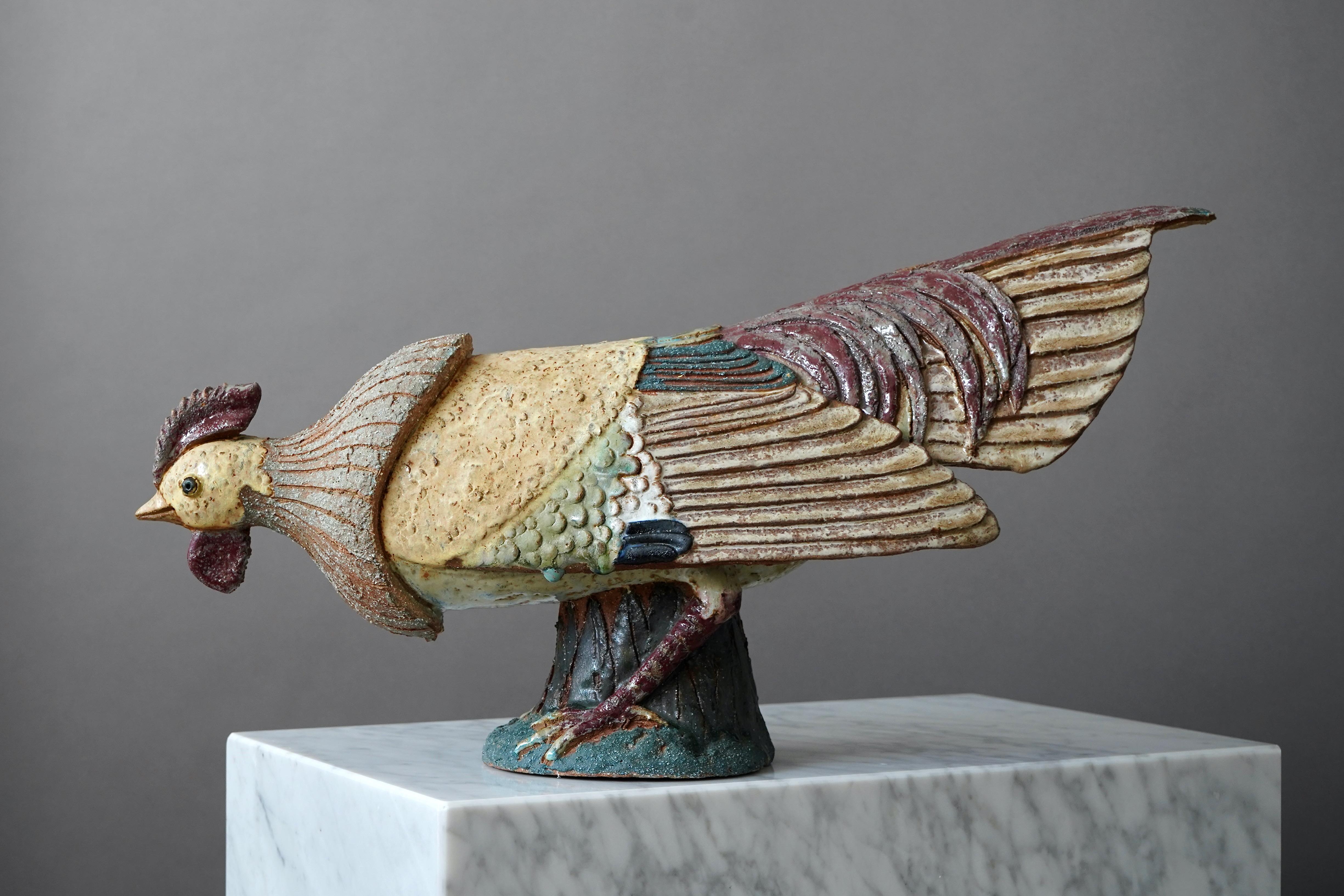 Une étonnante et unique sculpture de coq en grès avec une glaçure étonnante.
Réalisé par Tyra Lundgren. Exécuté dans son propre Studio en Suède, 1955.

En très bon état, mais avec quelques éclats à la base (photo).
Signée par l'artiste à deux