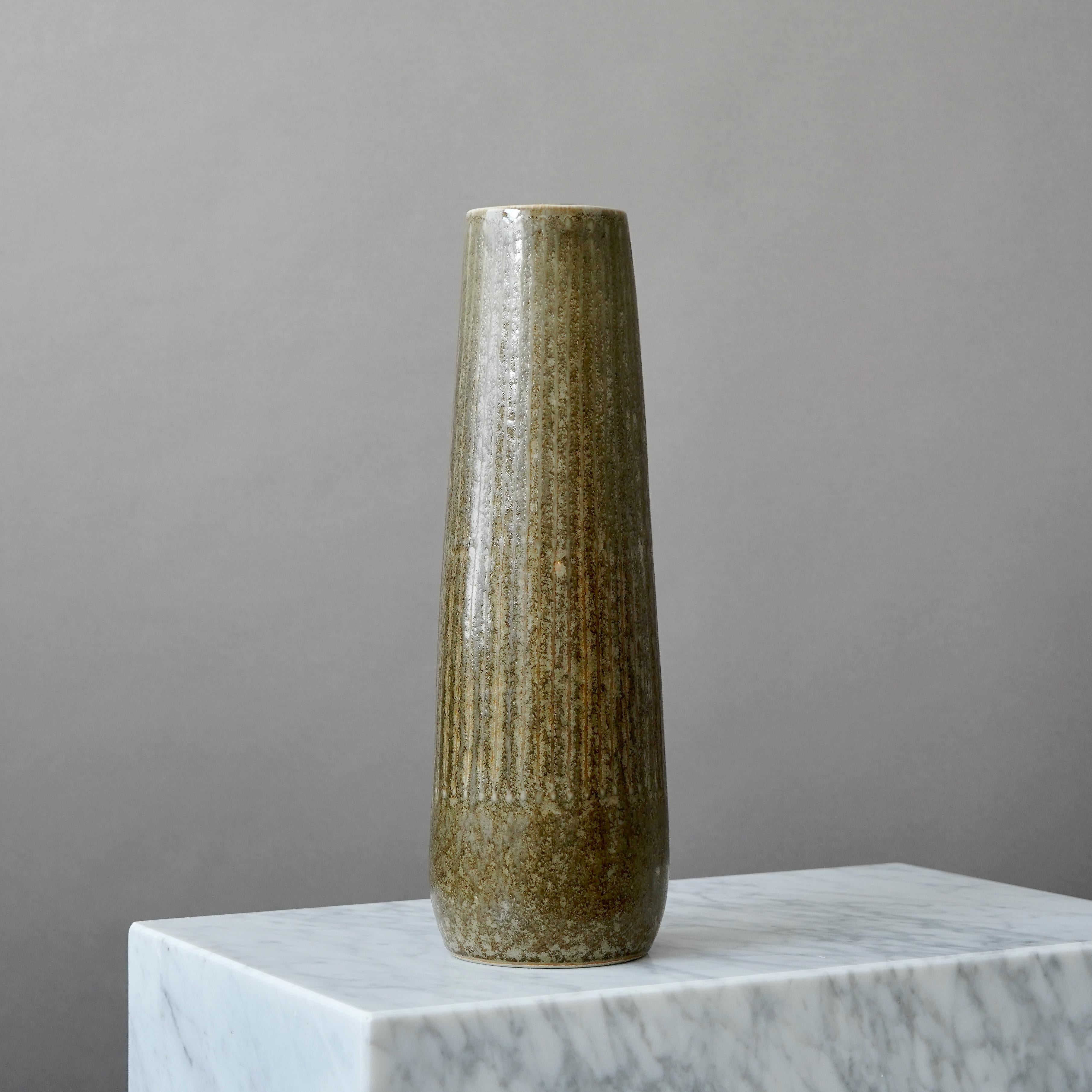 Singular jarrón grande de gres con una decoración en relieve y un esmalte asombrosos.
Fabricado por Carl-Harry Stålhane en Rörstrand Ateljé, Suecia, años sesenta.

Gran condición. 
Firmado 