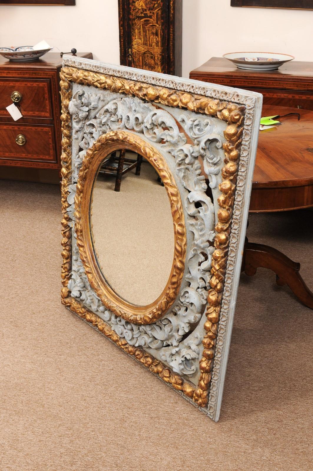 Grand et inhabituel miroir italien rococo du 18ème siècle peint en bleu et doré à la feuille en vente 2