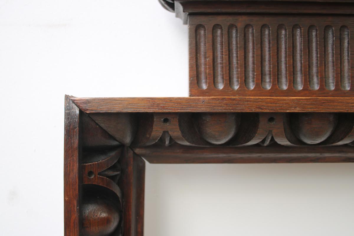Entorno de chimenea antiguo e inusual de roble tallado de la época victoriana tardía en venta 4