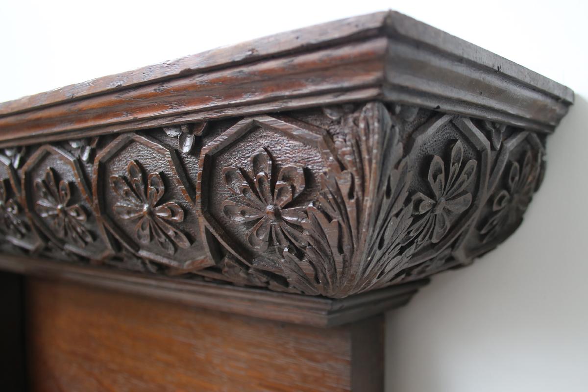 Entorno de chimenea antiguo e inusual de roble tallado de la época victoriana tardía en venta 2