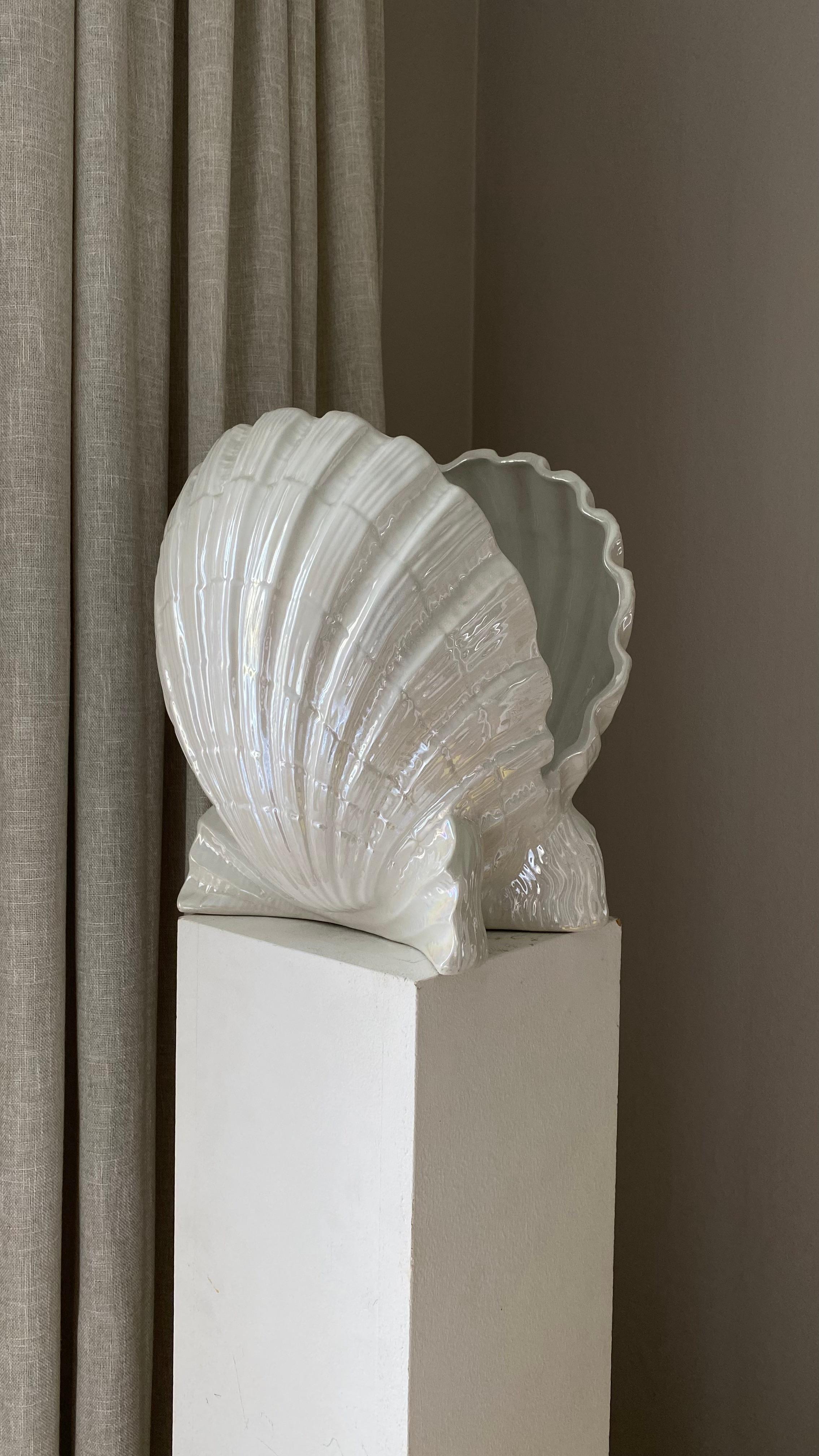 Mid-Century Modern Large and unusual ceramic table lamp in the shape of a seashell