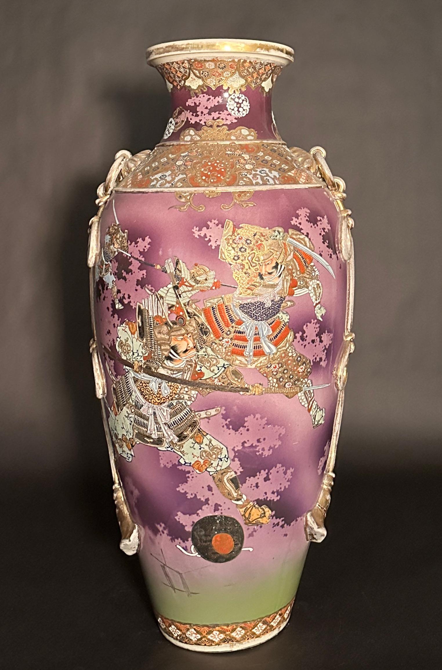 Giapponese Vaso Satsuma grande e insolito con samurai in vendita