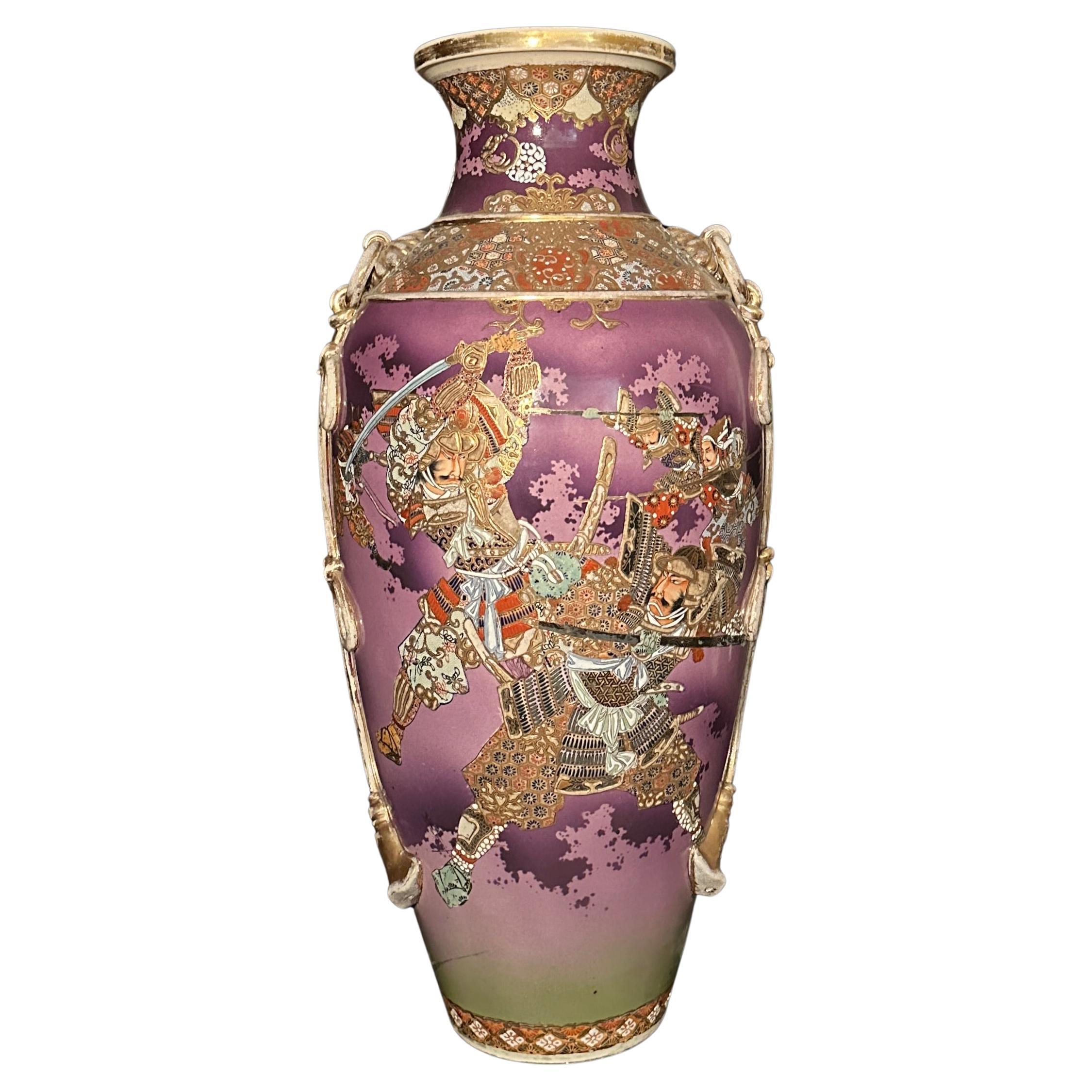 Große und ungewöhnliche Satsuma-Vase mit Samurai