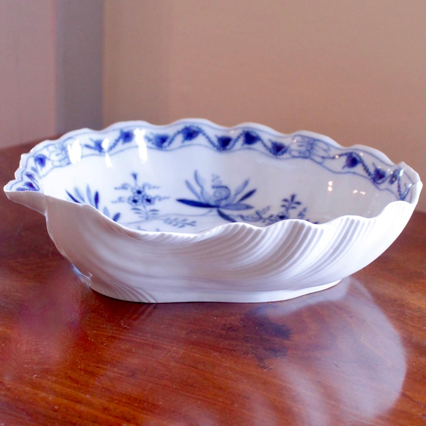 German Large And Unusual Shell Shaped Antique Meissen Porcelain Bowl, 19th Century For Sale