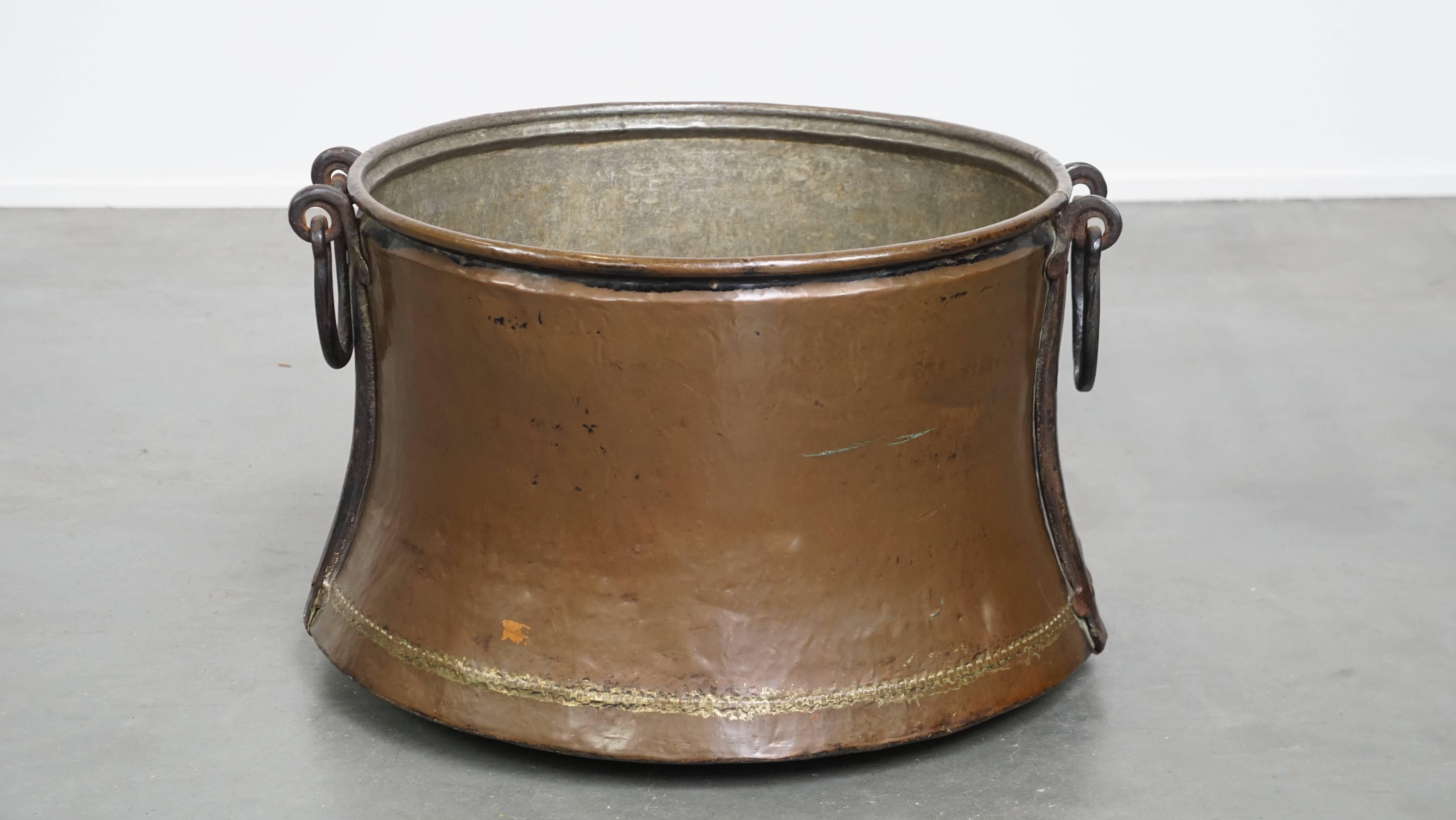 Unique Large and Very Charming Antique Copper Kettle / Firewood Holder with a Beautiful Patina.

This stunning and rare antique eye-catcher fits effortlessly into almost any interior. Not only does it exude charm, but it is also highly functional.