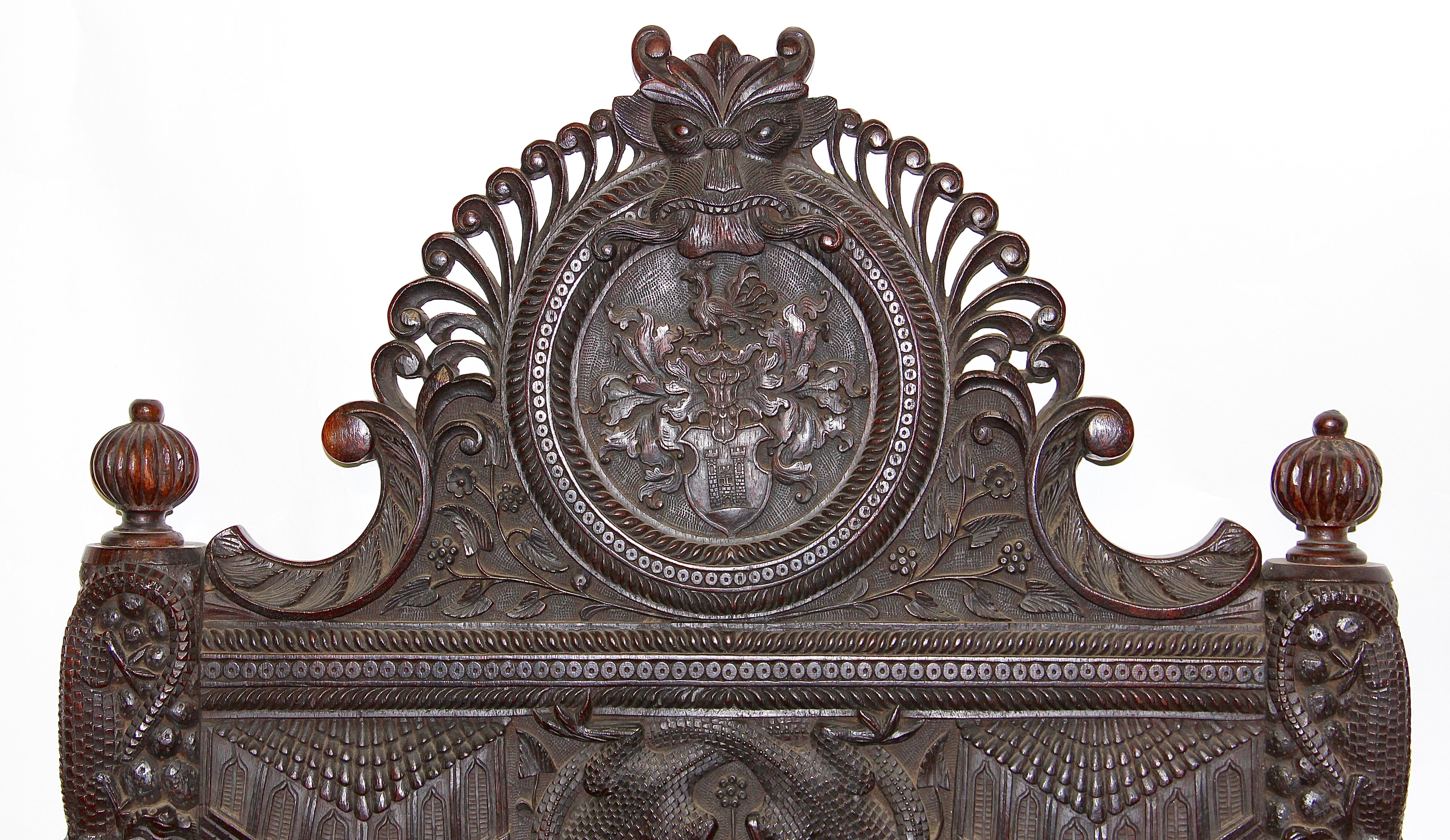 Großer und sehr dekorativer antiker Thronsessel aus Massivholz, 19. Jahrhundert im Angebot 2