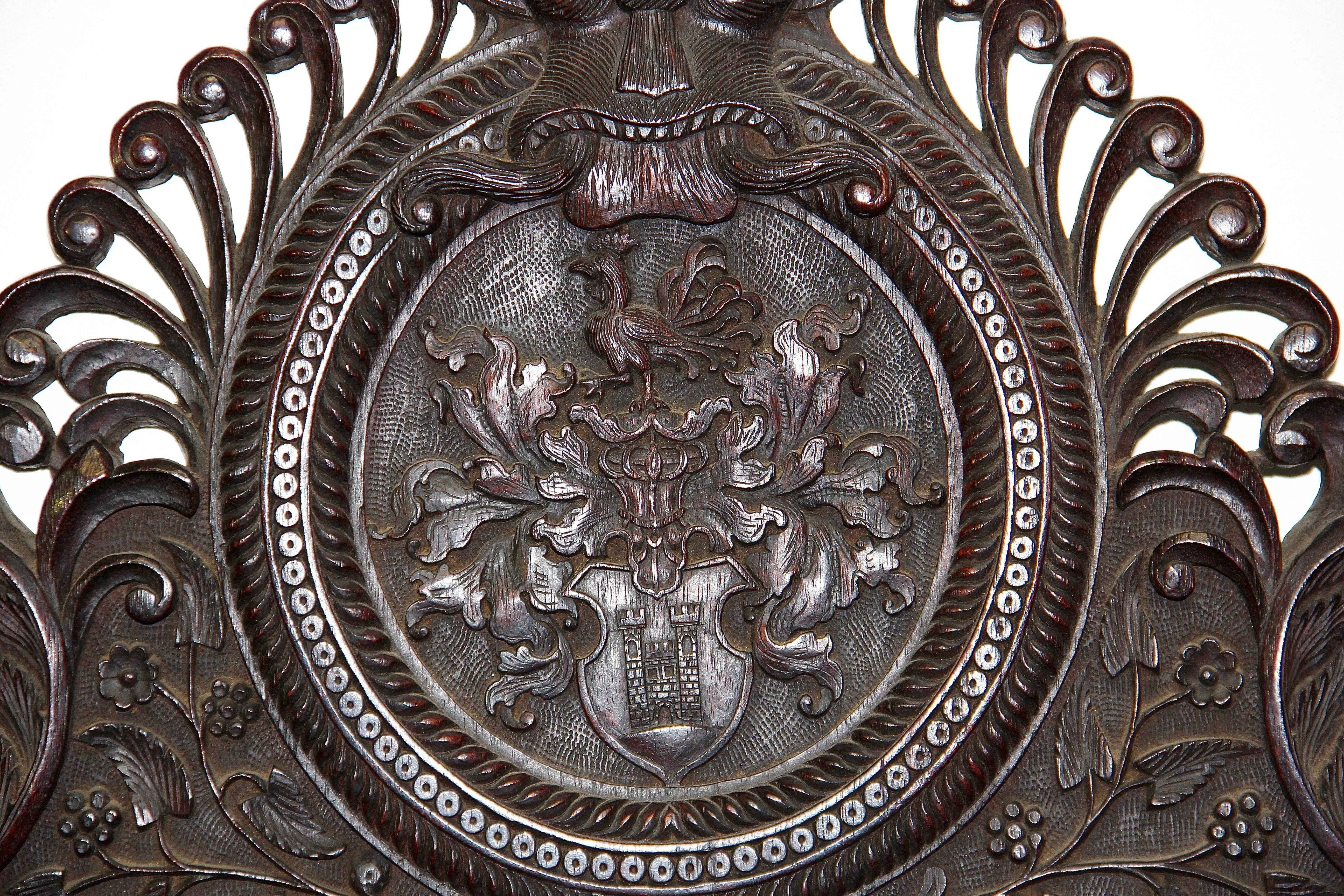 Großer und sehr dekorativer antiker Thronsessel aus Massivholz, 19. Jahrhundert im Angebot 3