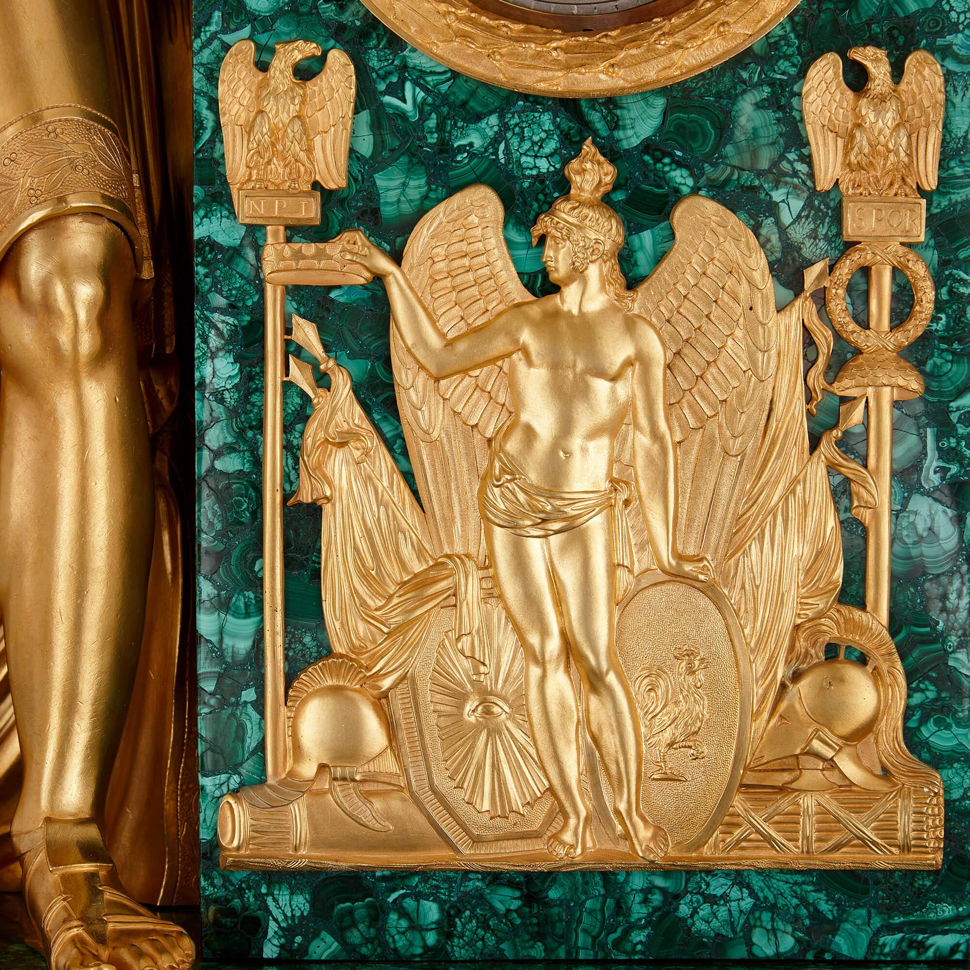 Große und sehr schöne Kaminuhr aus Goldbronze und Malachit aus der französischen Empire-Periode im Zustand „Hervorragend“ im Angebot in London, GB