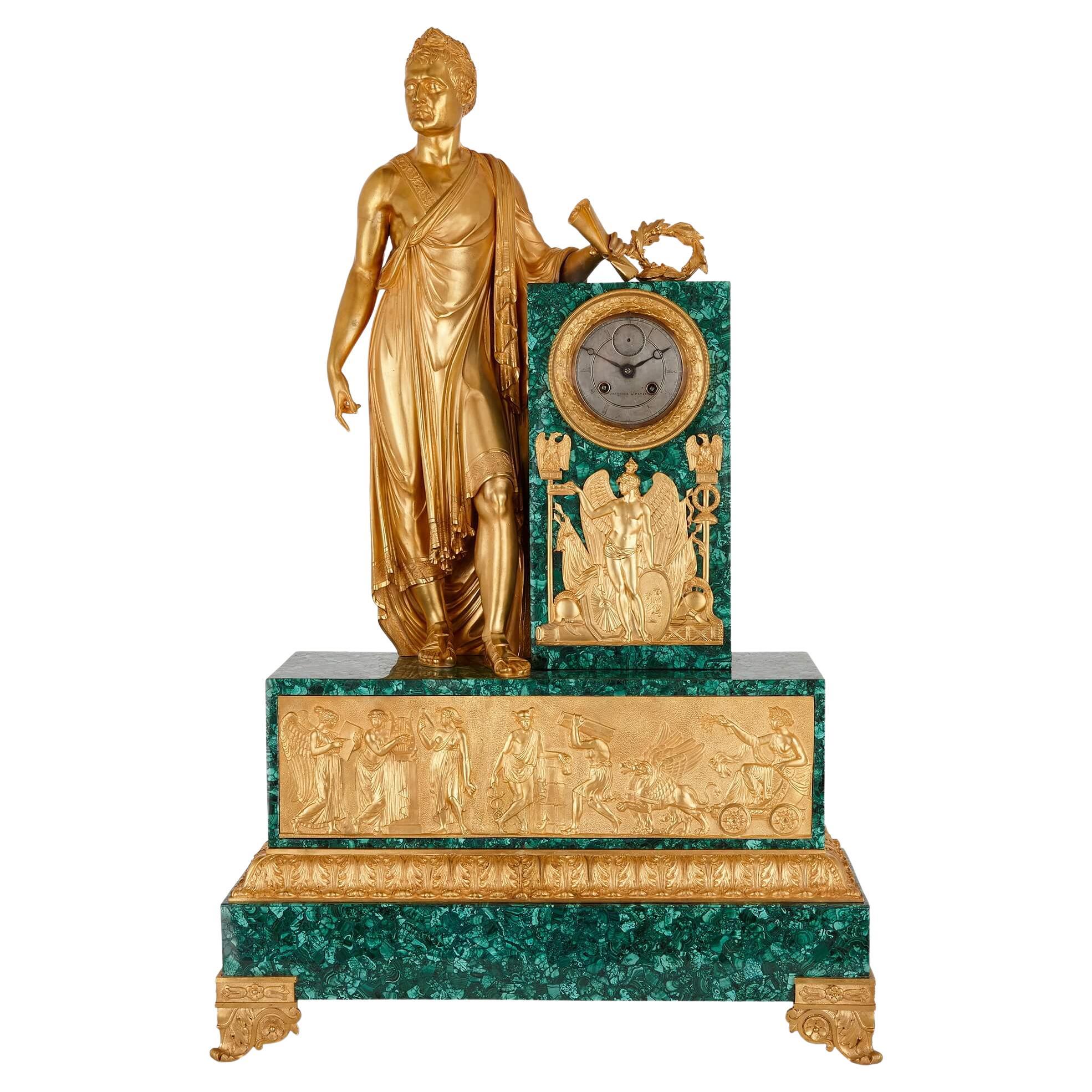 Grande et très belle horloge de cheminée d'époque Empire en bronze doré et malachite