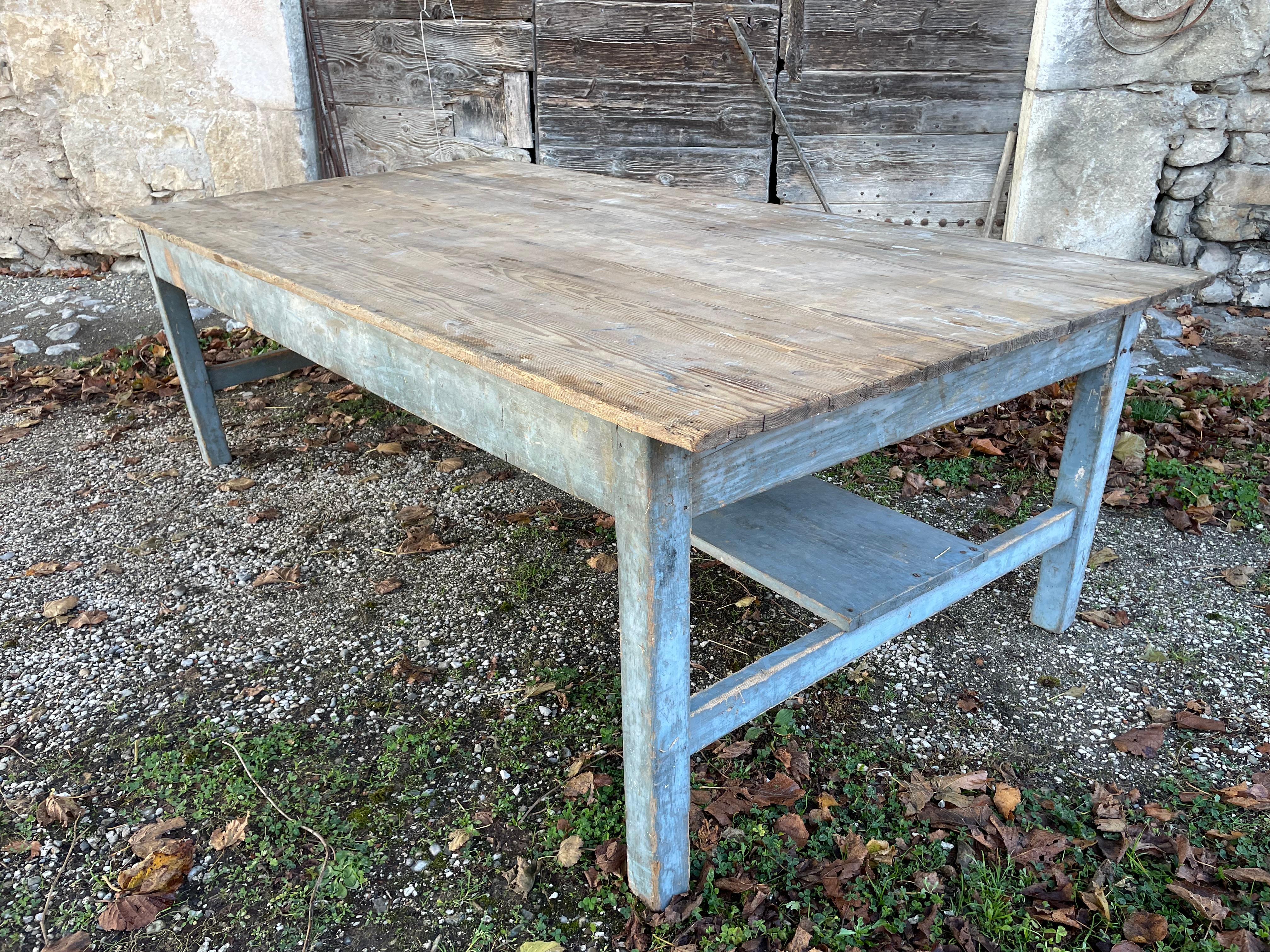 Large and wide old farm table In Fair Condition For Sale In GRENOBLE, FR