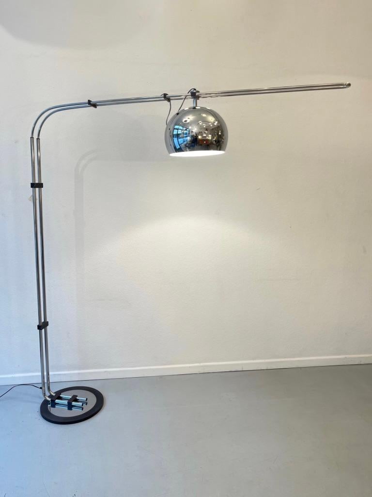 Gran lámpara de pie angular cromada producida por Zonca Italia ca. 1970s en venta 1