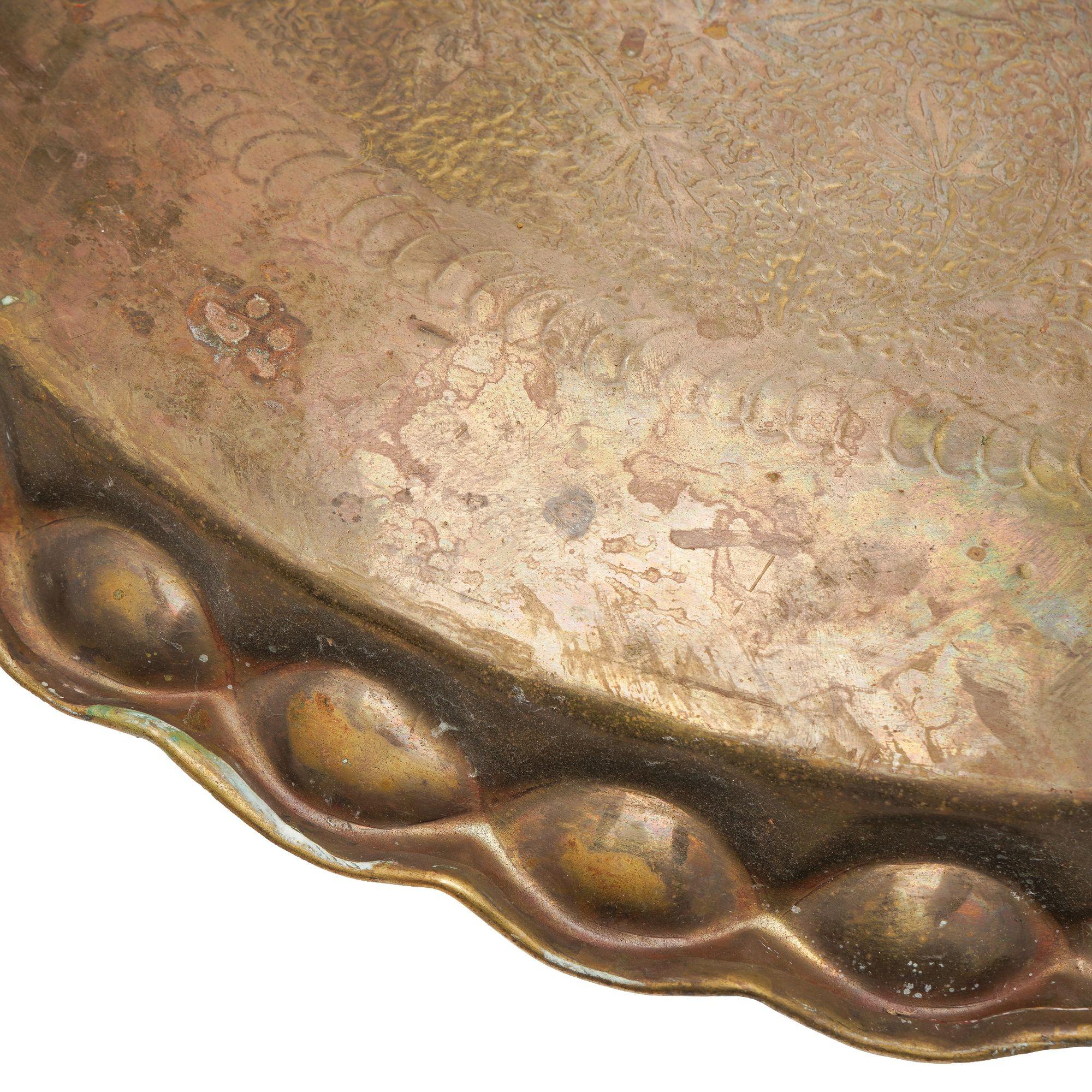 Grand plateau anglo-indien en laiton gravé, vers 1920 en vente 3