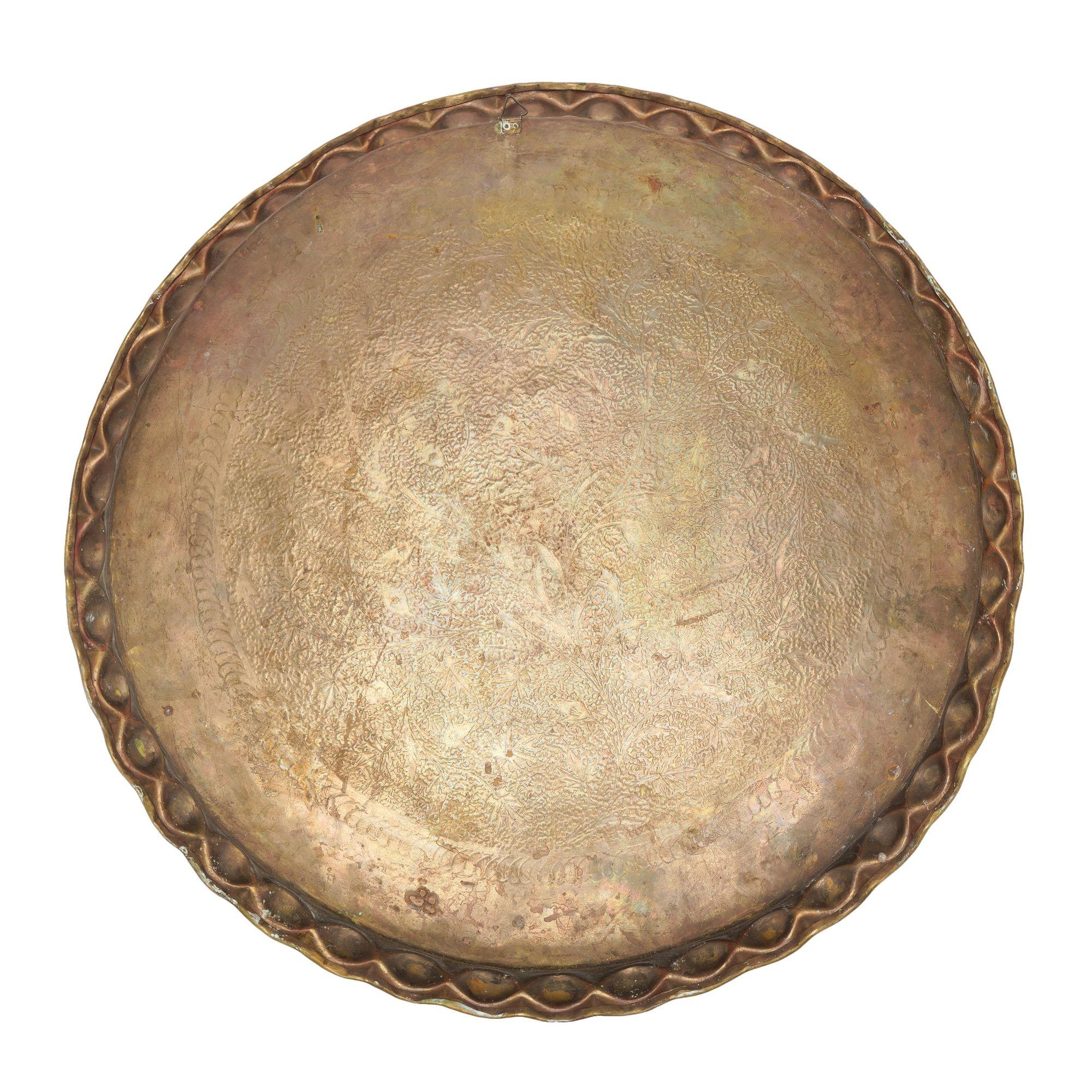 Grand plateau anglo-indien en laiton gravé, vers 1920 en vente 2