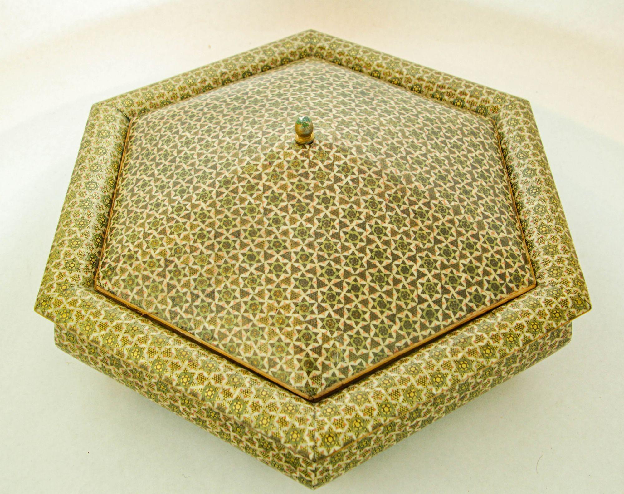 Große anglo-indische, maurische, islamische Schmuckschatulle mit Mikro-Mosaik-Intarsien und Deckel.
Aufwändig eingelegte anglo-persische Dose mit floralem und geometrischem maurischem Sadeli-Muster in sechseckiger Form mit