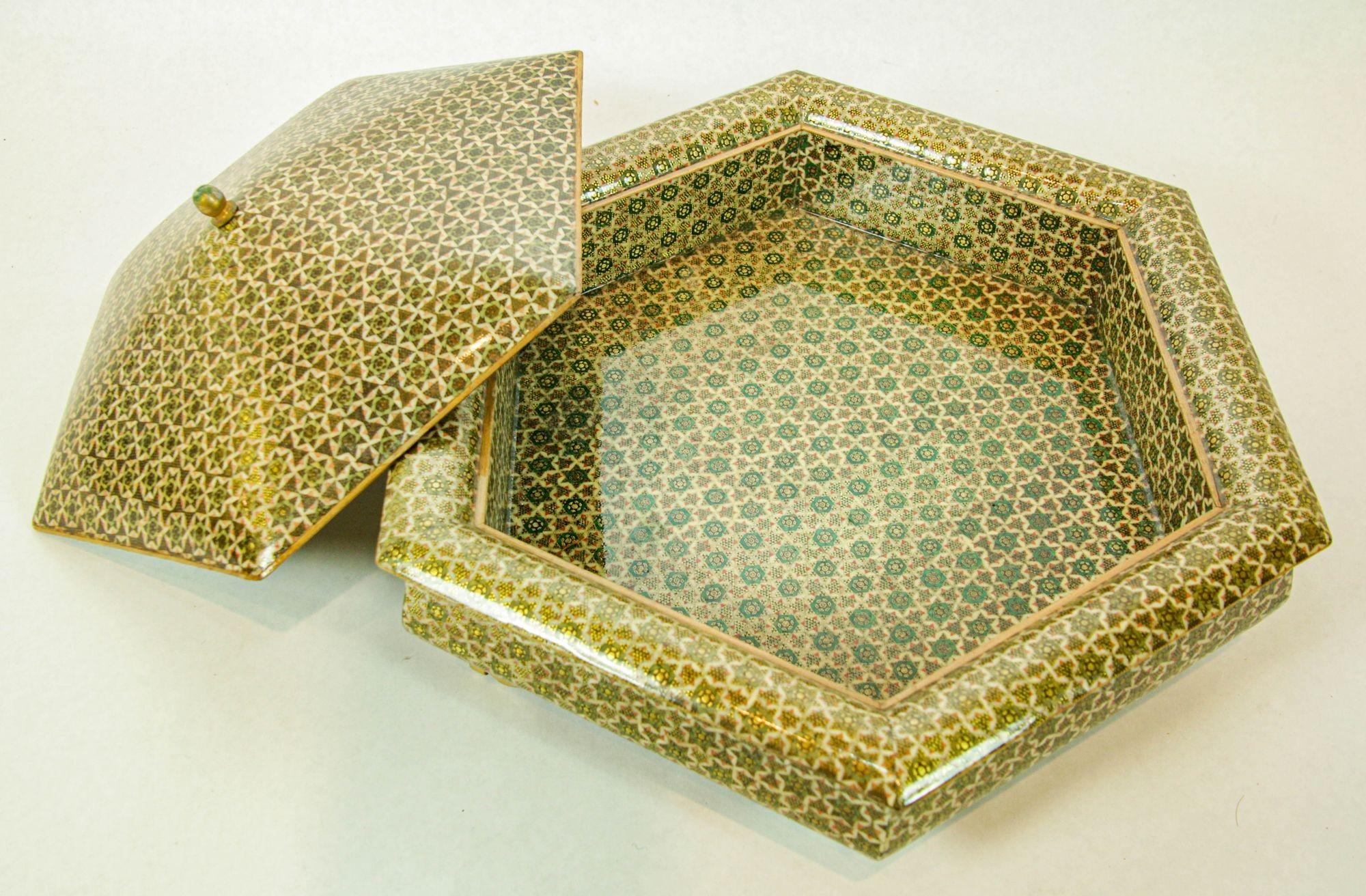 Große Anglo Indian Mosaic Inlaid Schmuck Hexagonal Box 1950s (Anglo-indisch) im Angebot