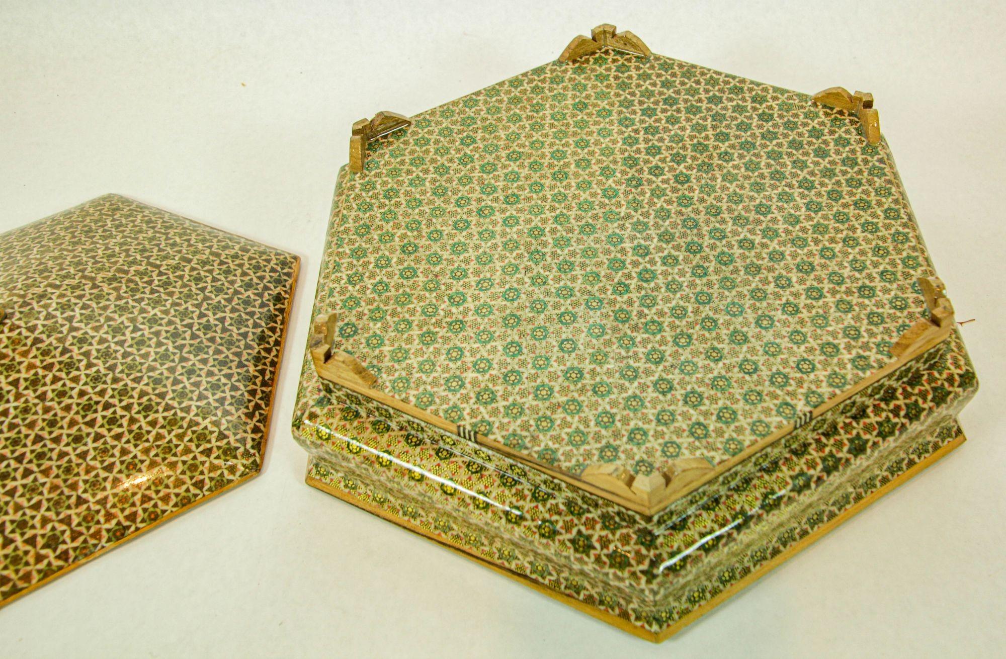 Große Anglo Indian Mosaic Inlaid Schmuck Hexagonal Box 1950s (Handgefertigt) im Angebot