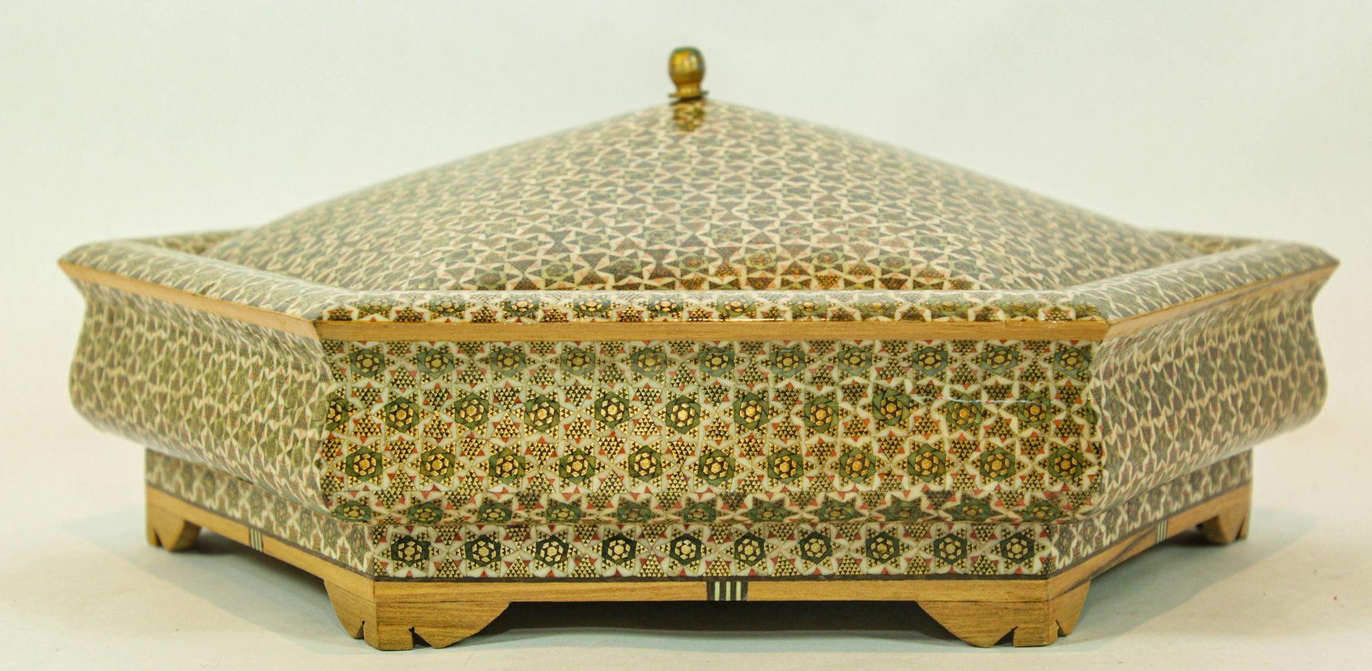 Große Anglo Indian Mosaic Inlaid Schmuck Hexagonal Box 1950s im Zustand „Gut“ im Angebot in North Hollywood, CA