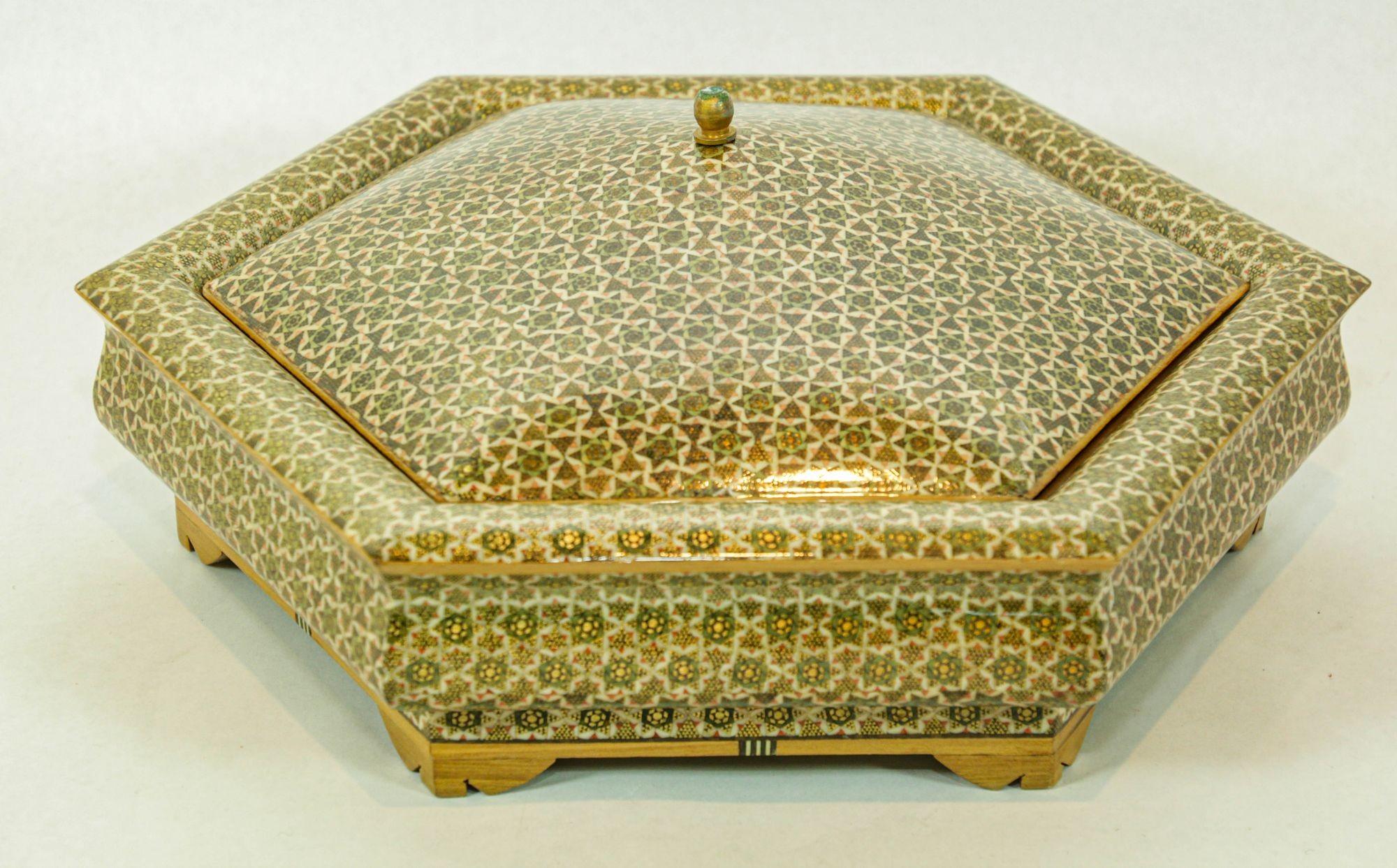 Große Anglo Indian Mosaic Inlaid Schmuck Hexagonal Box 1950s (20. Jahrhundert) im Angebot