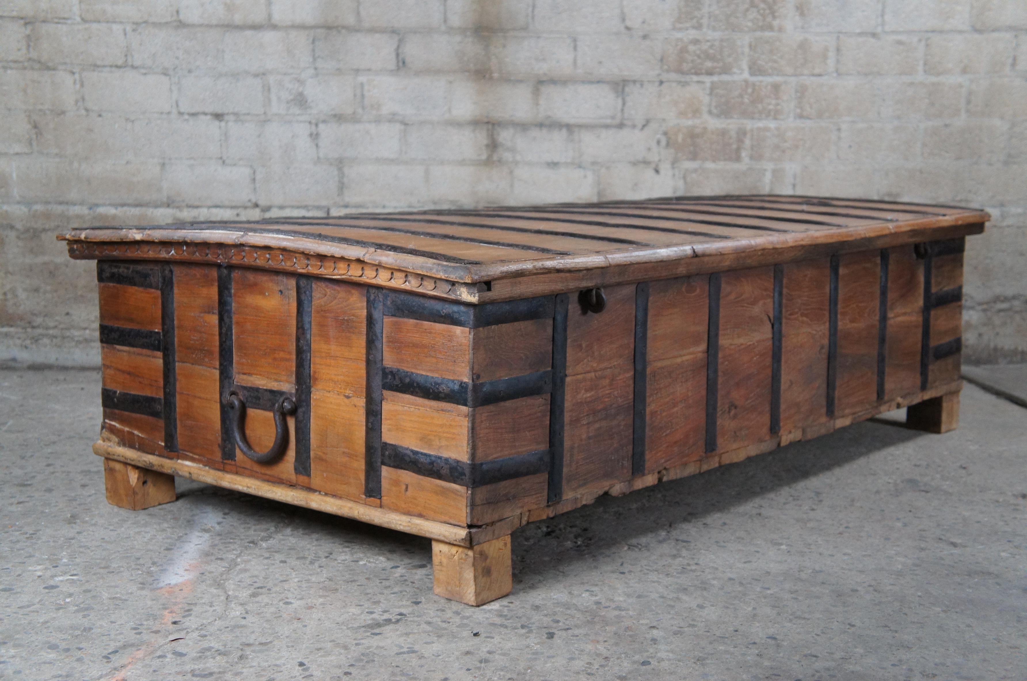 Large Anglo-Indian Raj Reclaimed Teak & Iron Dome Top Storage Trunk Coffee Table For Sale 3