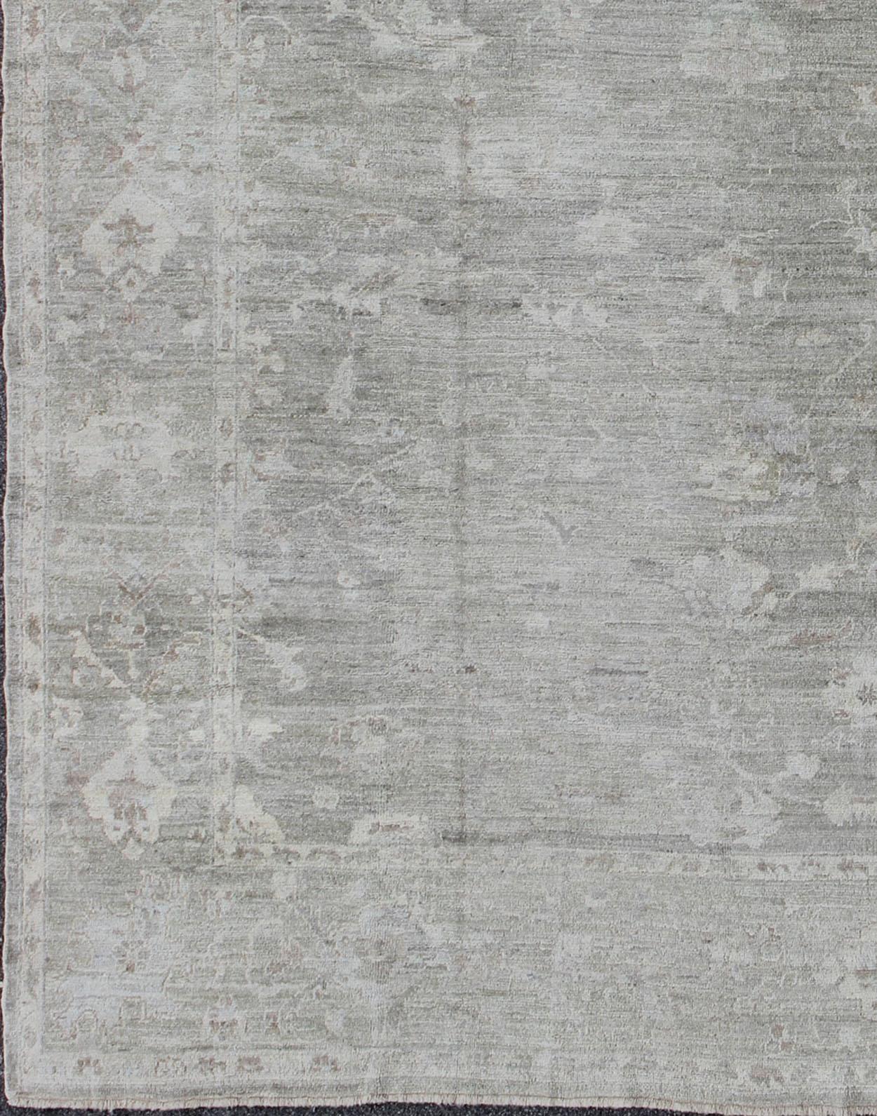 Grand tapis turc Angora Oushak avec design floral All-Over Vining par Keivan Woven Arts. tapis AN-126255, pays d'origine / type : Turquie / Oushak. antique Ushak, Angora Oushak. 

Mesures : 12'1 x 14'7 

Le design de ce magnifique tapis Oushak,