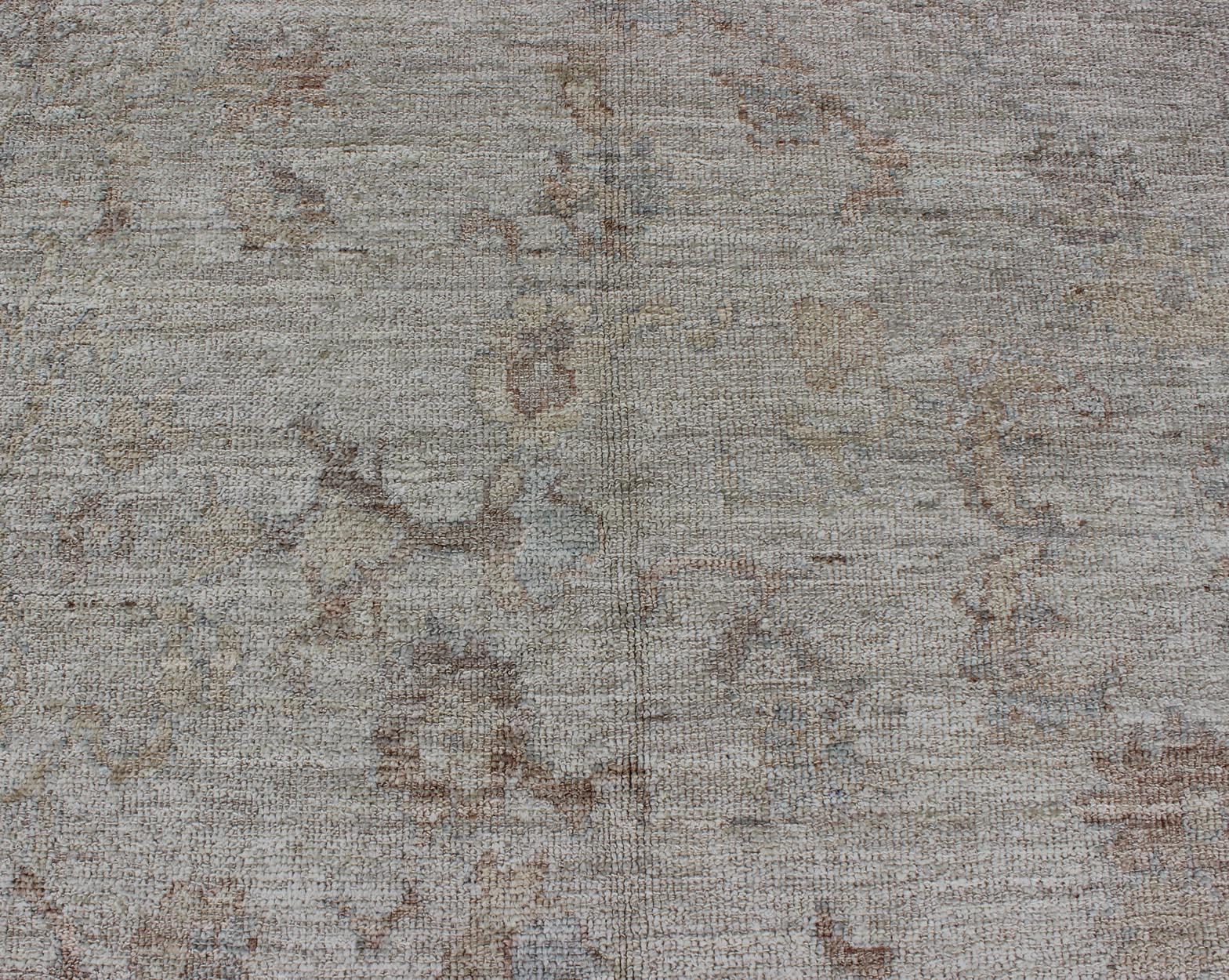Gran alfombra turca Angora Oushak en crema, topo, plata y toques de azul desteñido en venta 4