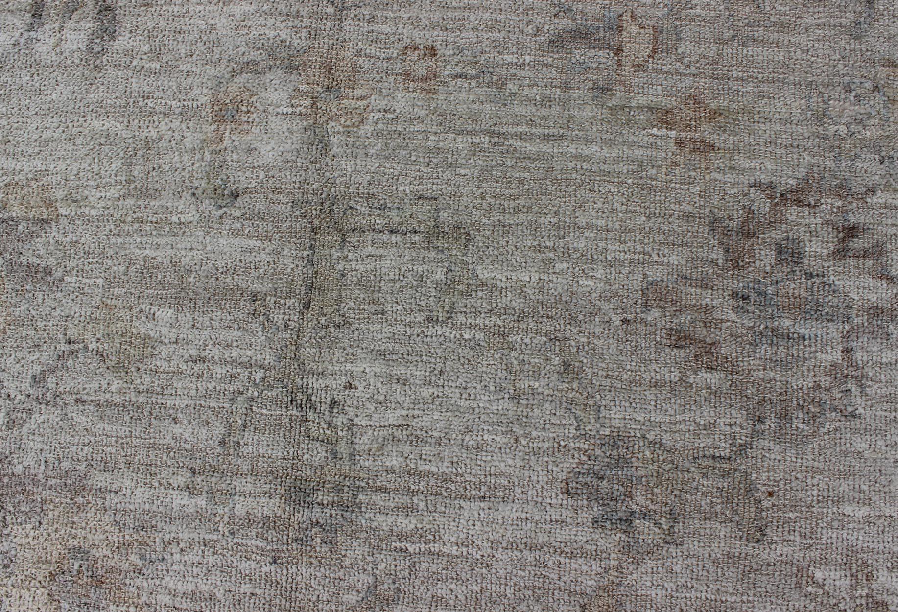 Gran alfombra turca Angora Oushak en crema, topo, plata y toques de azul desteñido en venta 6