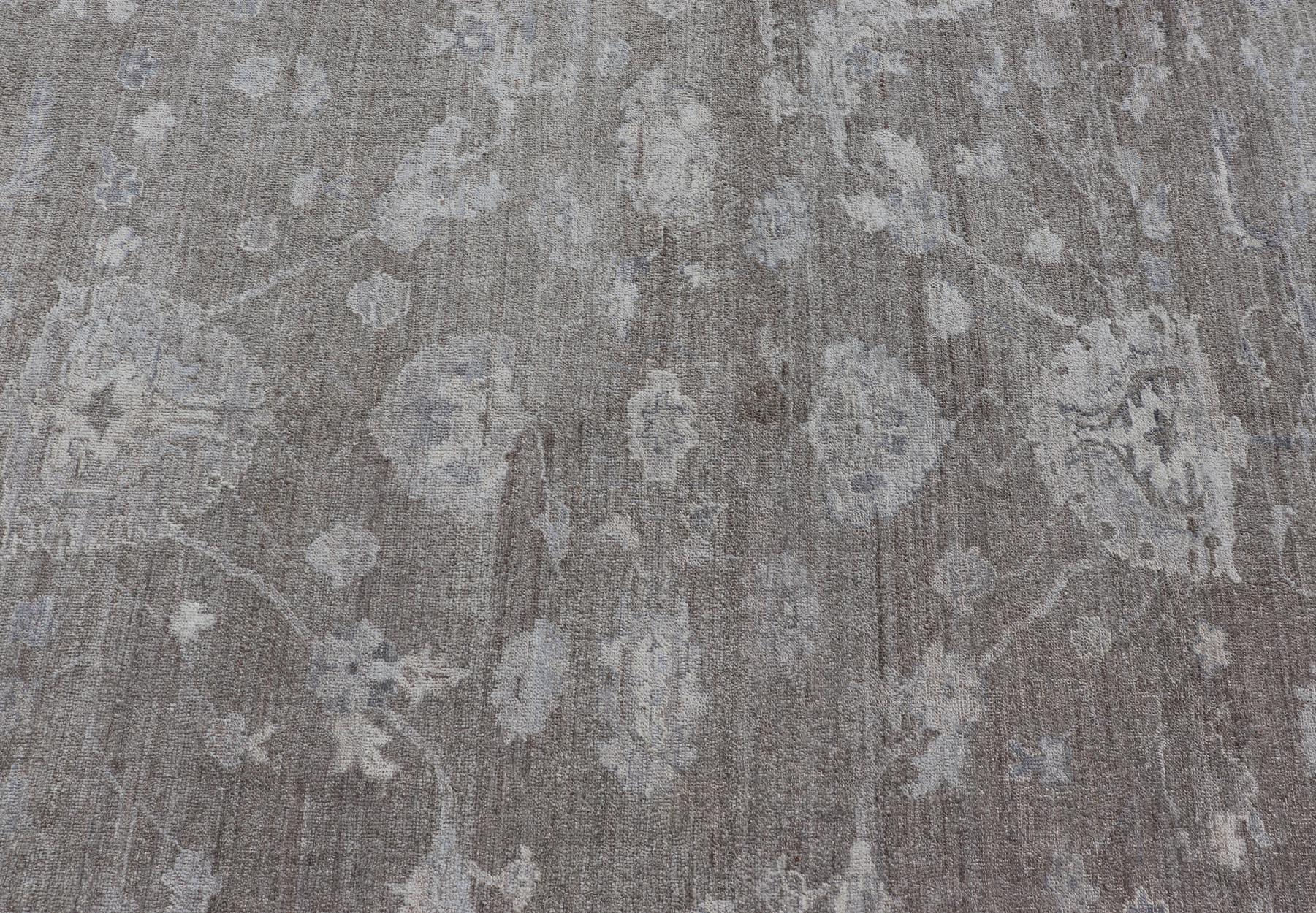 Oushak grande de angora con diseño floral integral y fondo marrón verdoso en venta 3