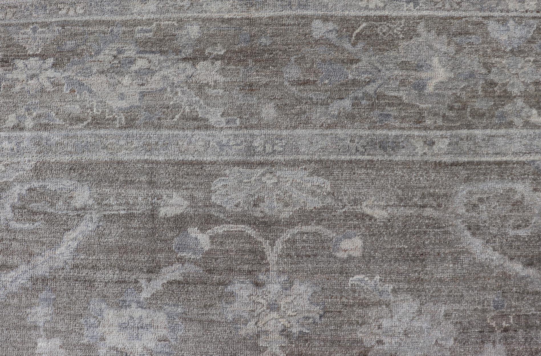 Oushak grande de angora con diseño floral integral y fondo marrón verdoso en venta 4