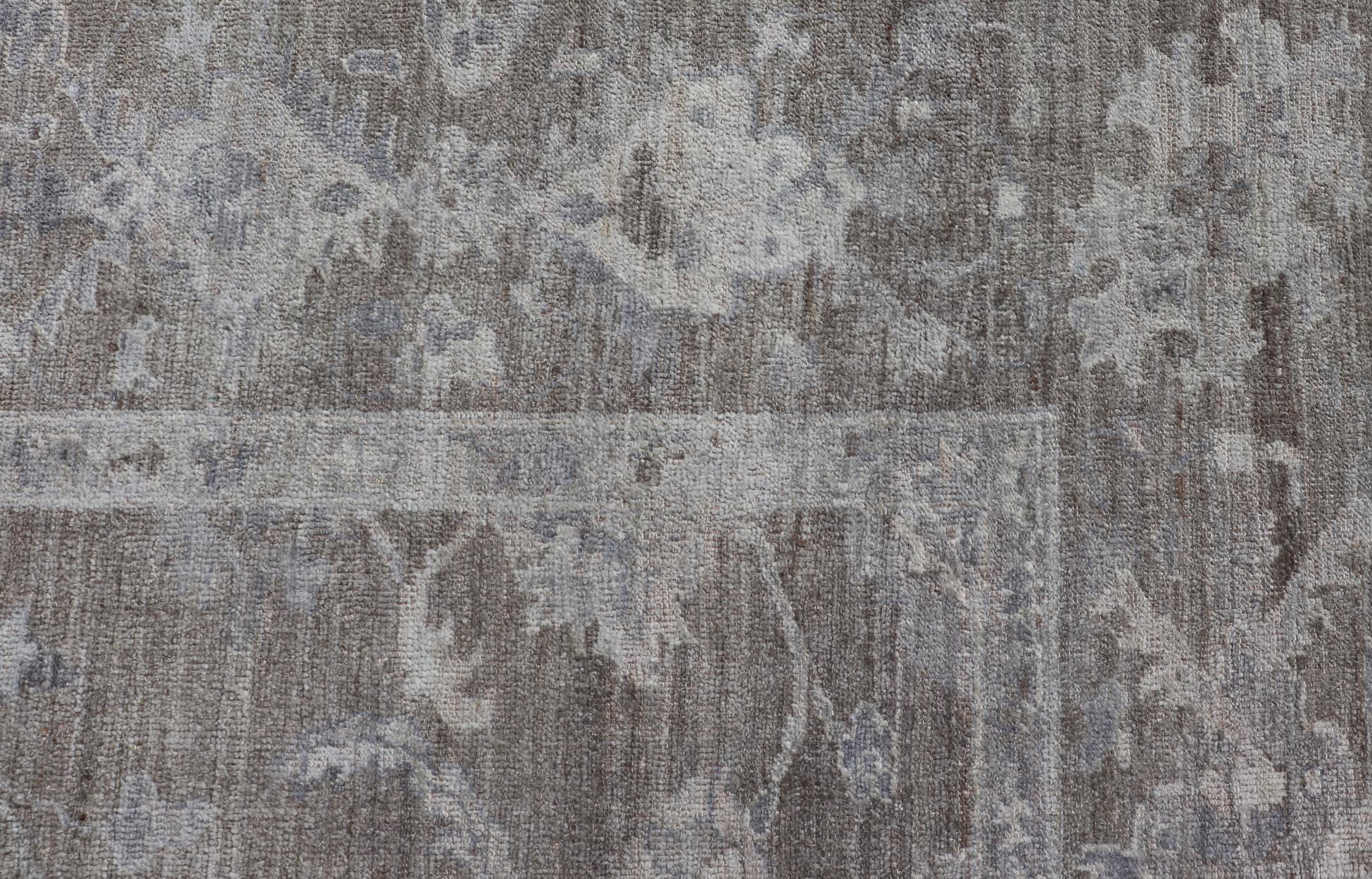 Oushak grande de angora con diseño floral integral y fondo marrón verdoso en venta 5