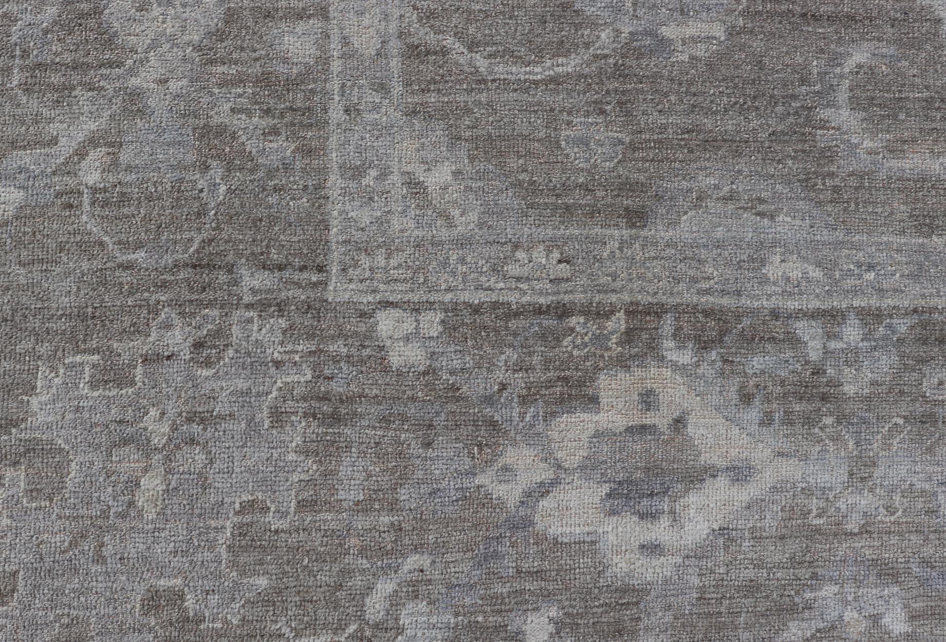 Oushak grande de angora con diseño floral integral y fondo marrón verdoso en venta 7