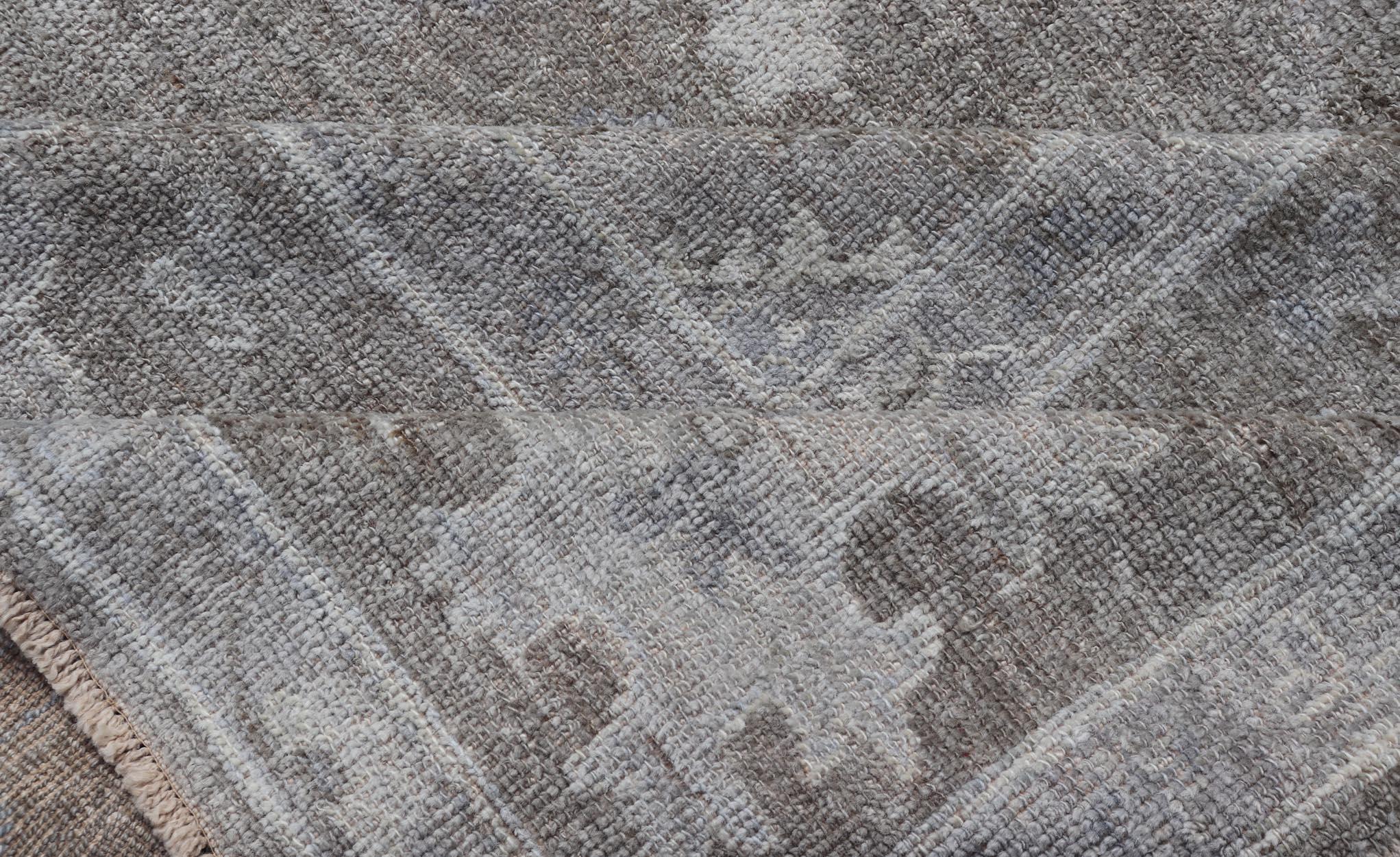 Oushak grande de angora con diseño floral integral y fondo marrón verdoso en venta 8