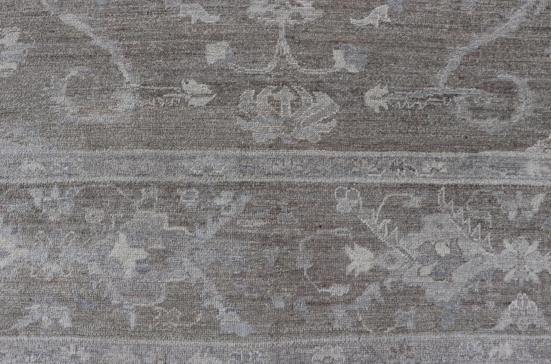 Oushak grande de angora turca con diseño floral integral y fondo verde pálido/marrón claro. Keivan Woven Arts / alfombra AN-151005, país de origen / tipo: Turquía / Oushak. Reproducción antigua Ushak, angora Oushak, 

Medidas: 11'9 x 16'7 

La