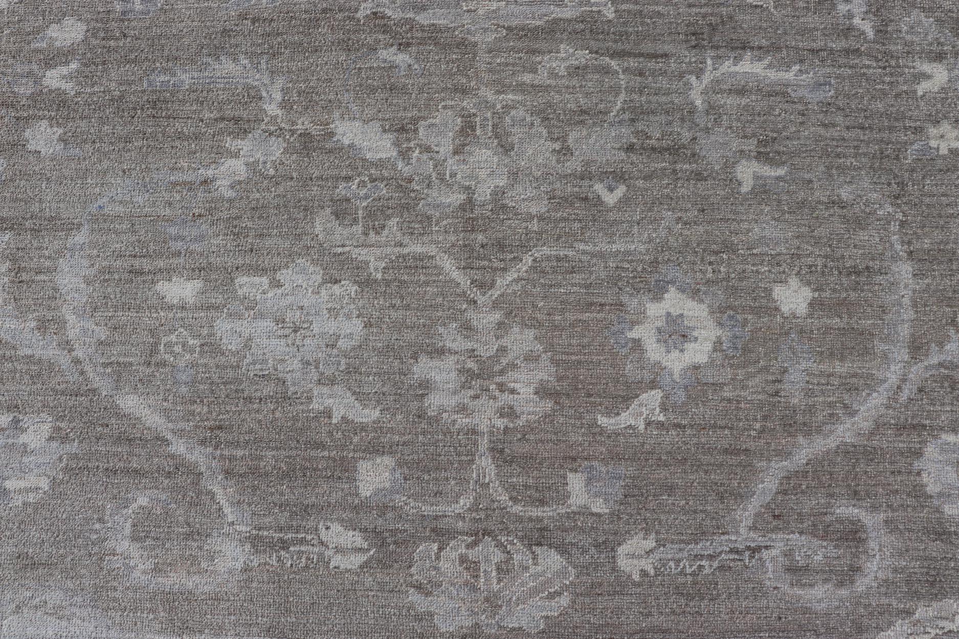 Oushak grande de angora con diseño floral integral y fondo marrón verdoso Turco en venta