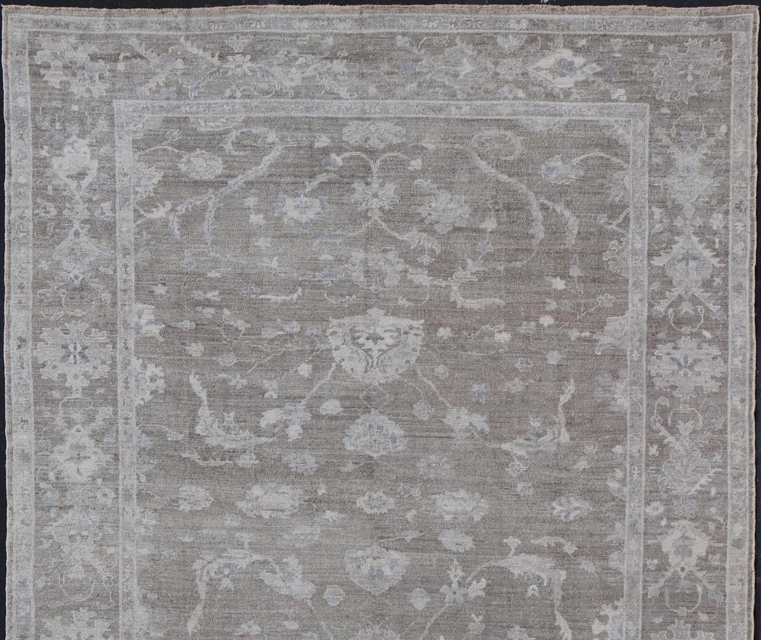 Oushak grande de angora con diseño floral integral y fondo marrón verdoso en Nuevo estado para la venta en Atlanta, GA