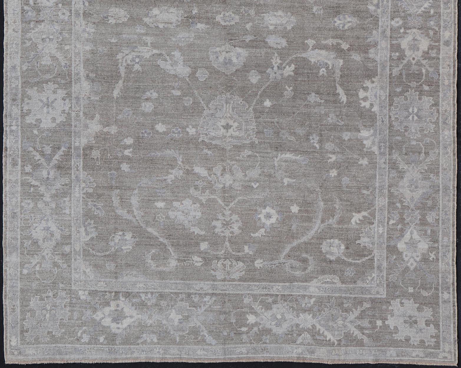 Oushak grande de angora con diseño floral integral y fondo marrón verdoso Siglo XXI y contemporáneo en venta