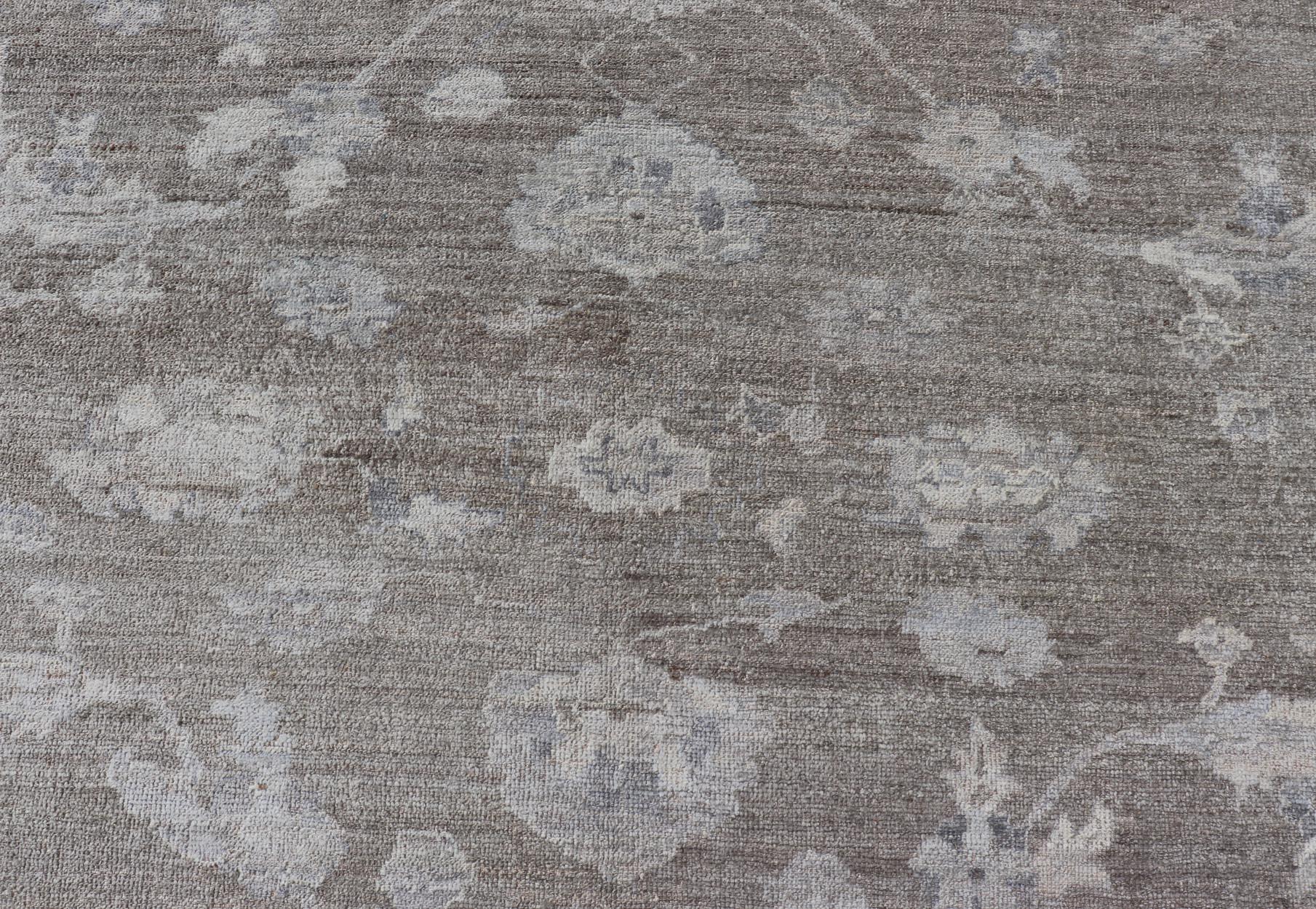 Oushak grande de angora con diseño floral integral y fondo marrón verdoso en venta 2