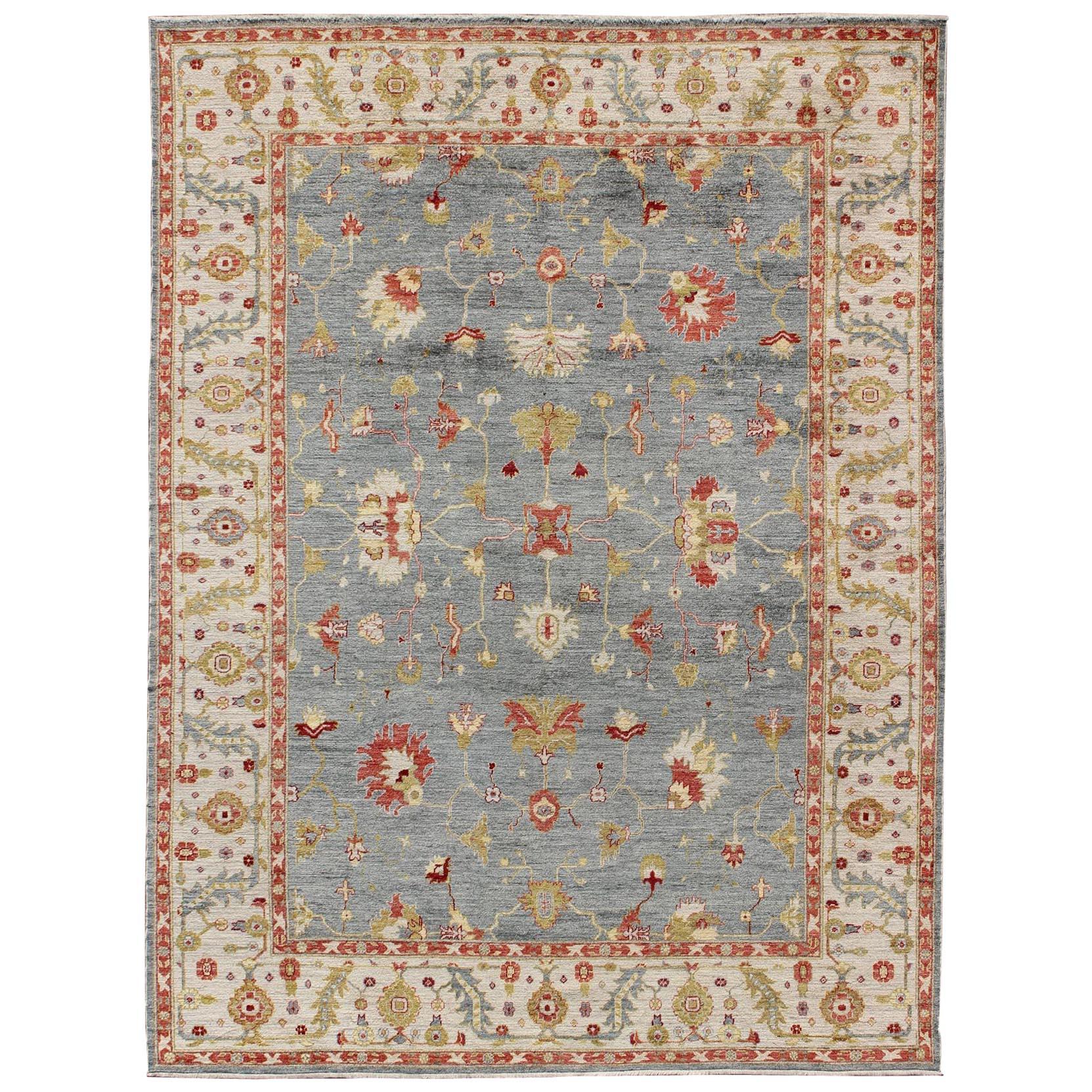 Großer türkischer Angora-Oushak-Teppich mit blauem Hintergrund und elfenbeinfarbener Farbe mit einem Hauch von Rot
