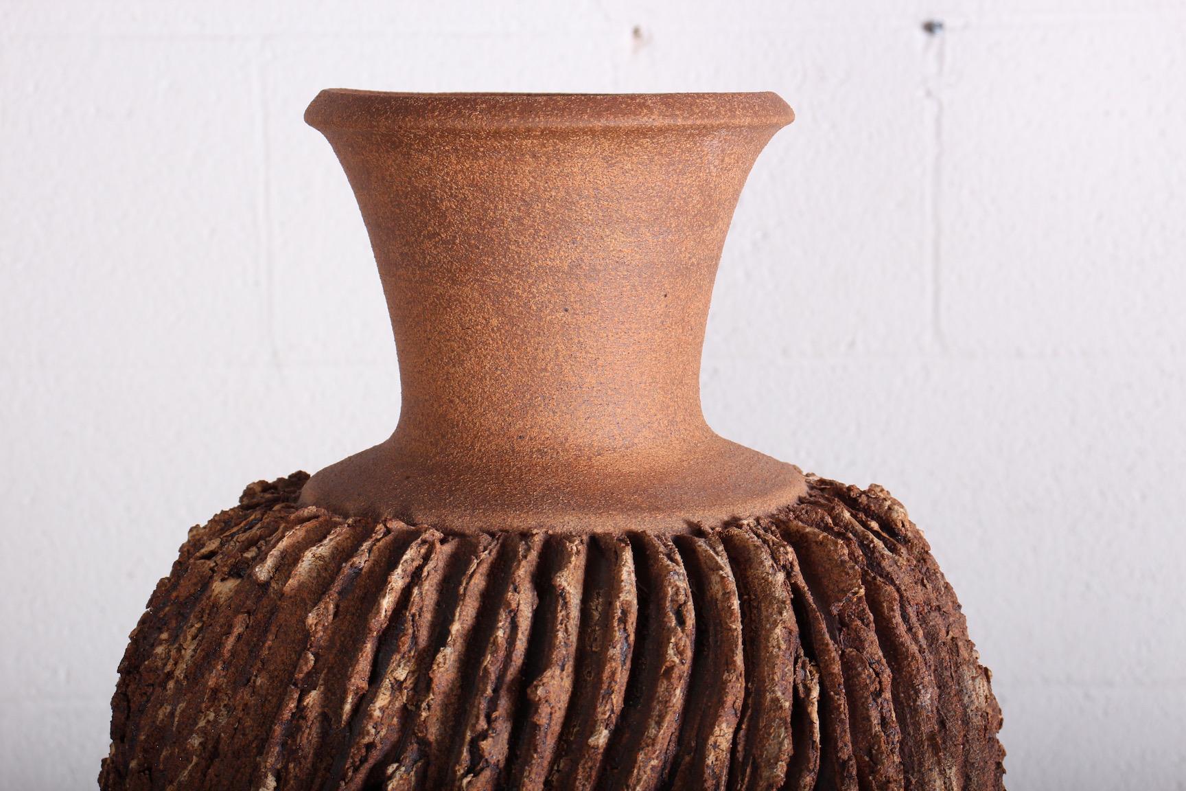 Vaso grande in ceramica di Anne Goldman In condizioni buone in vendita a Dallas, TX