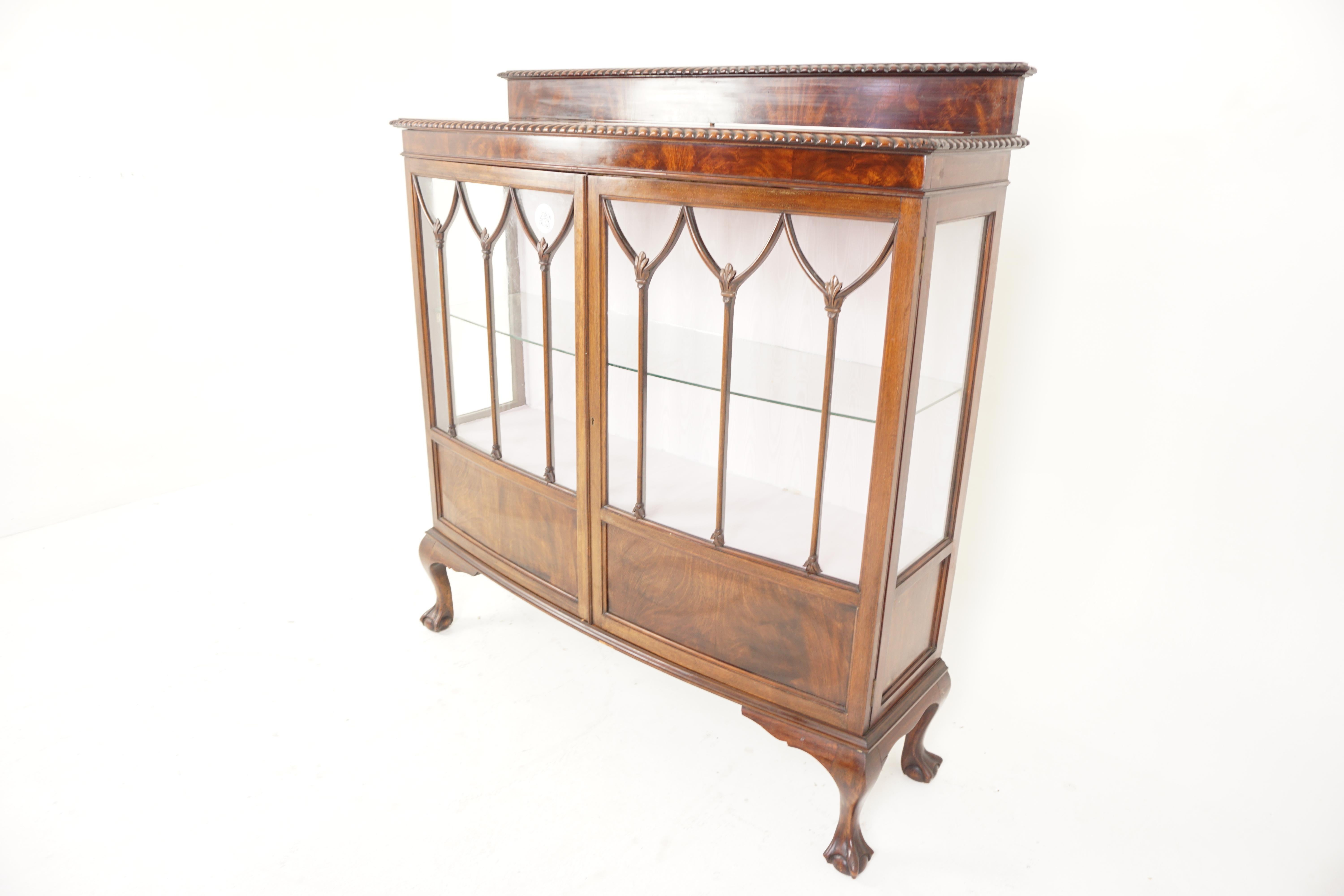 Large Ant. walnut bow front display cabinet, China Cabinet, Scotland 1910, H807

Scotland 1910
Solid walnut + veneers
Original Finish
Pediment on the back with pie crust edge
Wonderful top with bow front and pie crust edge
Pair of original