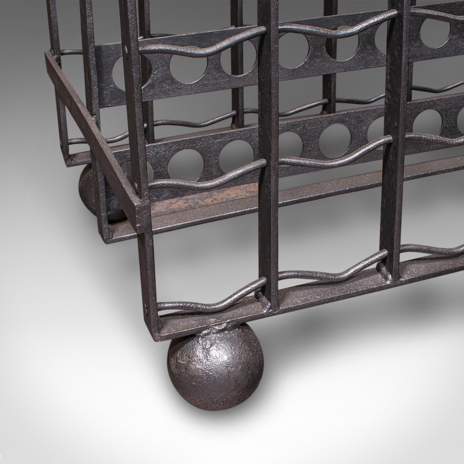 Großes antikes 160 Flaschen Chateau Weinregal, französisches Eisen, Kellerständer, viktorianisch im Angebot 4