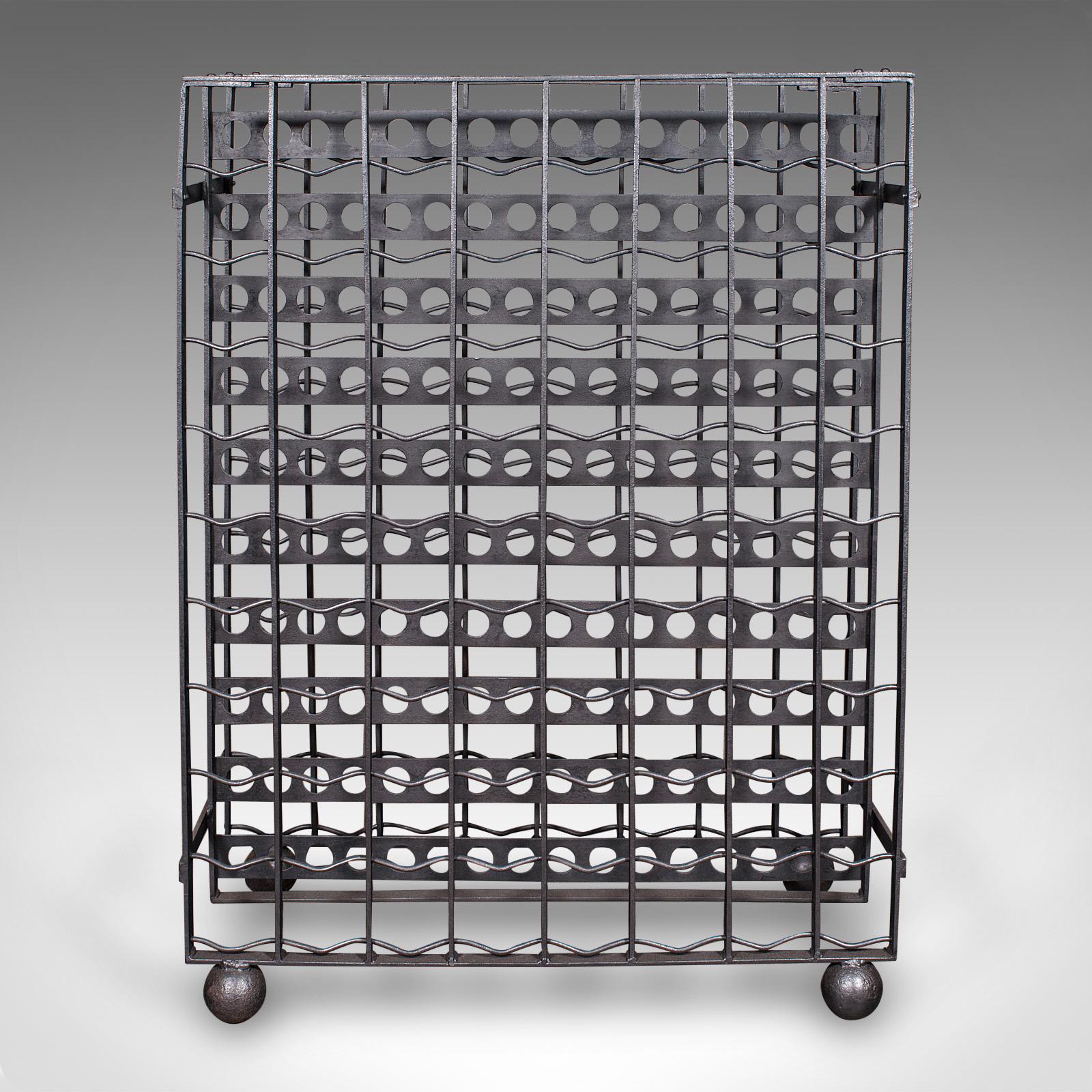 Dies ist ein großes, antikes Weinregal für 160 Flaschen aus einem Schloss. Ein französischer, schmiedeeiserner Kellerständer aus der frühen viktorianischen Zeit, um 1850. Dieses schmiedeeiserne Regal mit seinen beeindruckenden Ausmaßen und seinem