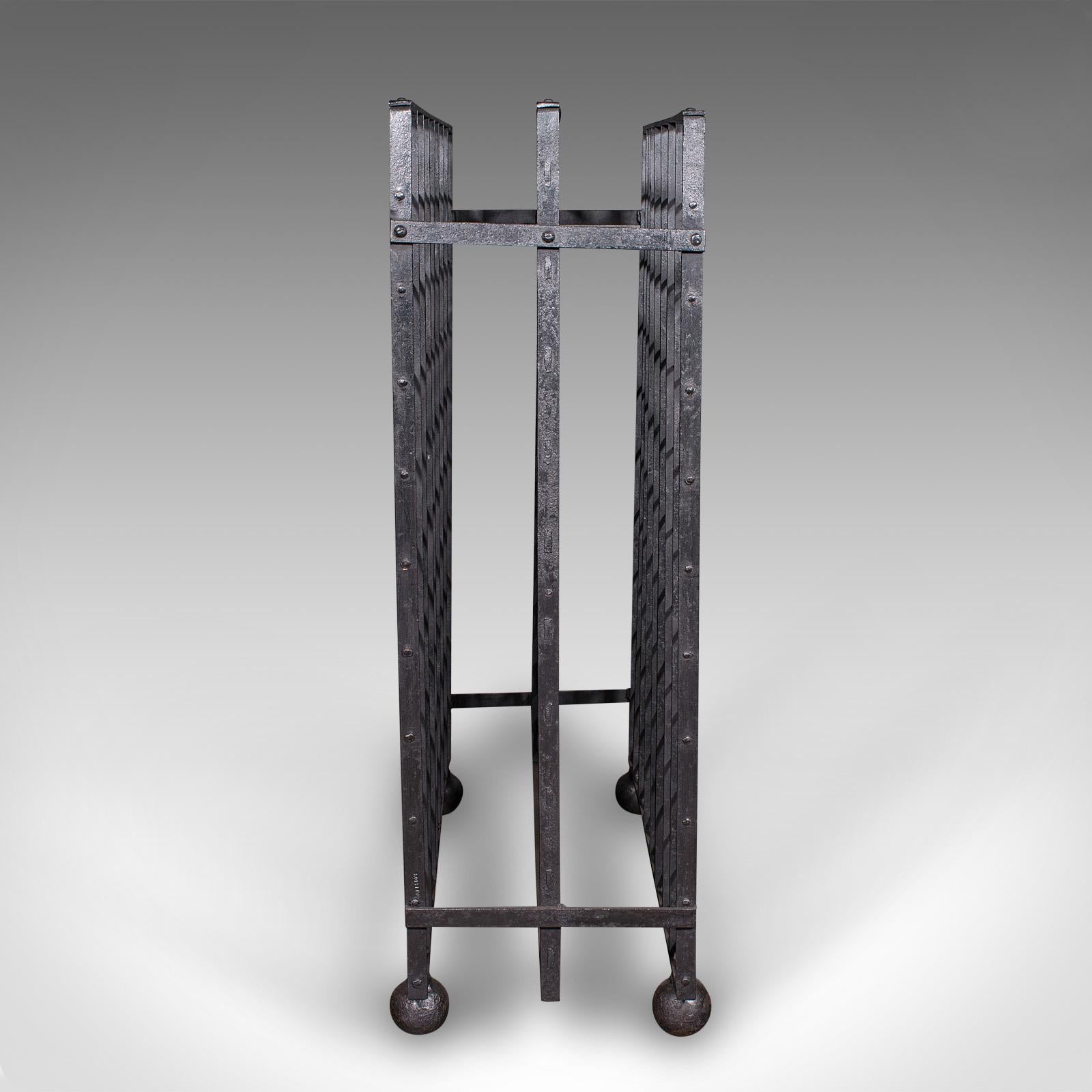 Großes antikes 160 Flaschen Chateau Weinregal, französisches Eisen, Kellerständer, viktorianisch (Frühviktorianisch) im Angebot