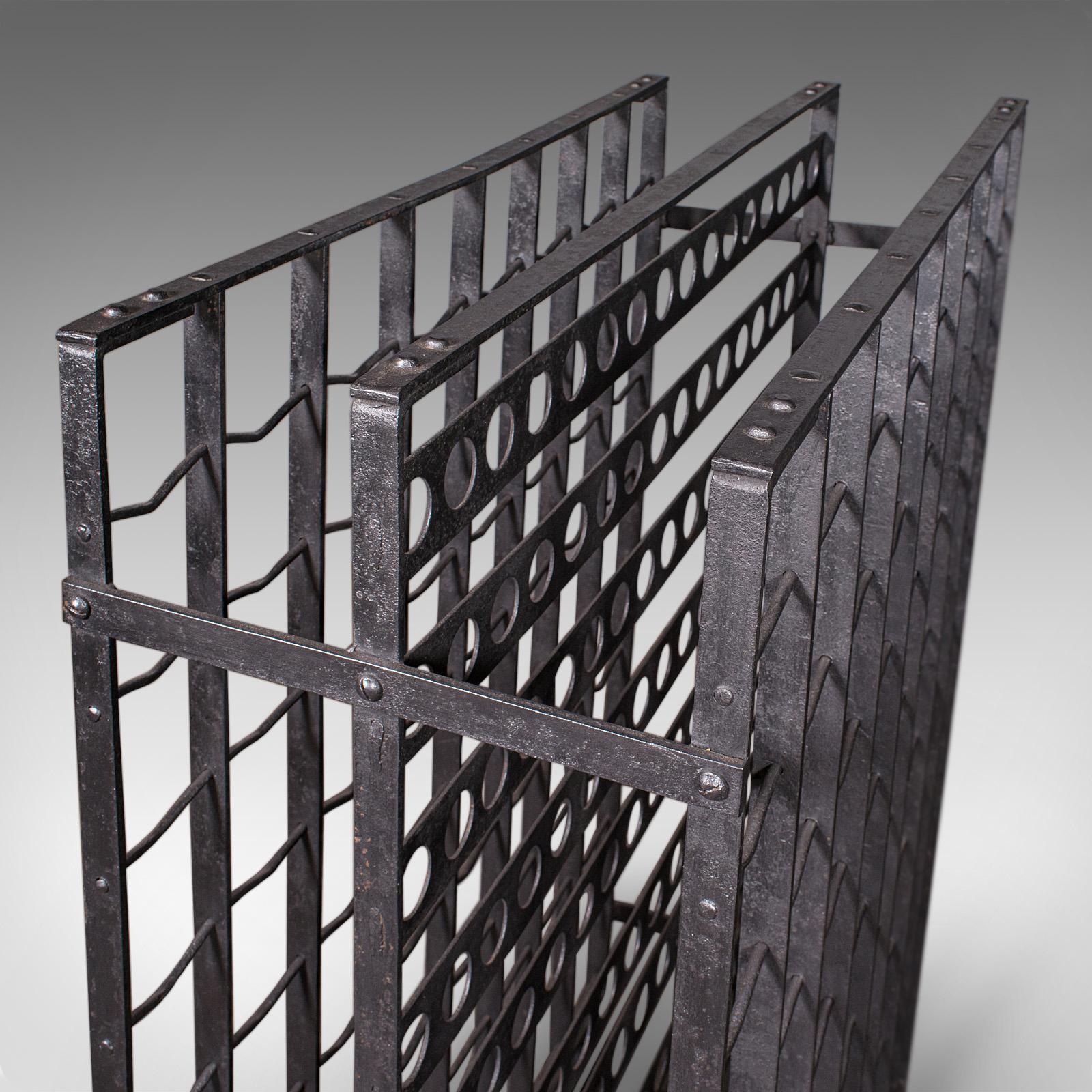 Großes antikes 160 Flaschen Chateau Weinregal, französisches Eisen, Kellerständer, viktorianisch (Mittleres 19. Jahrhundert) im Angebot