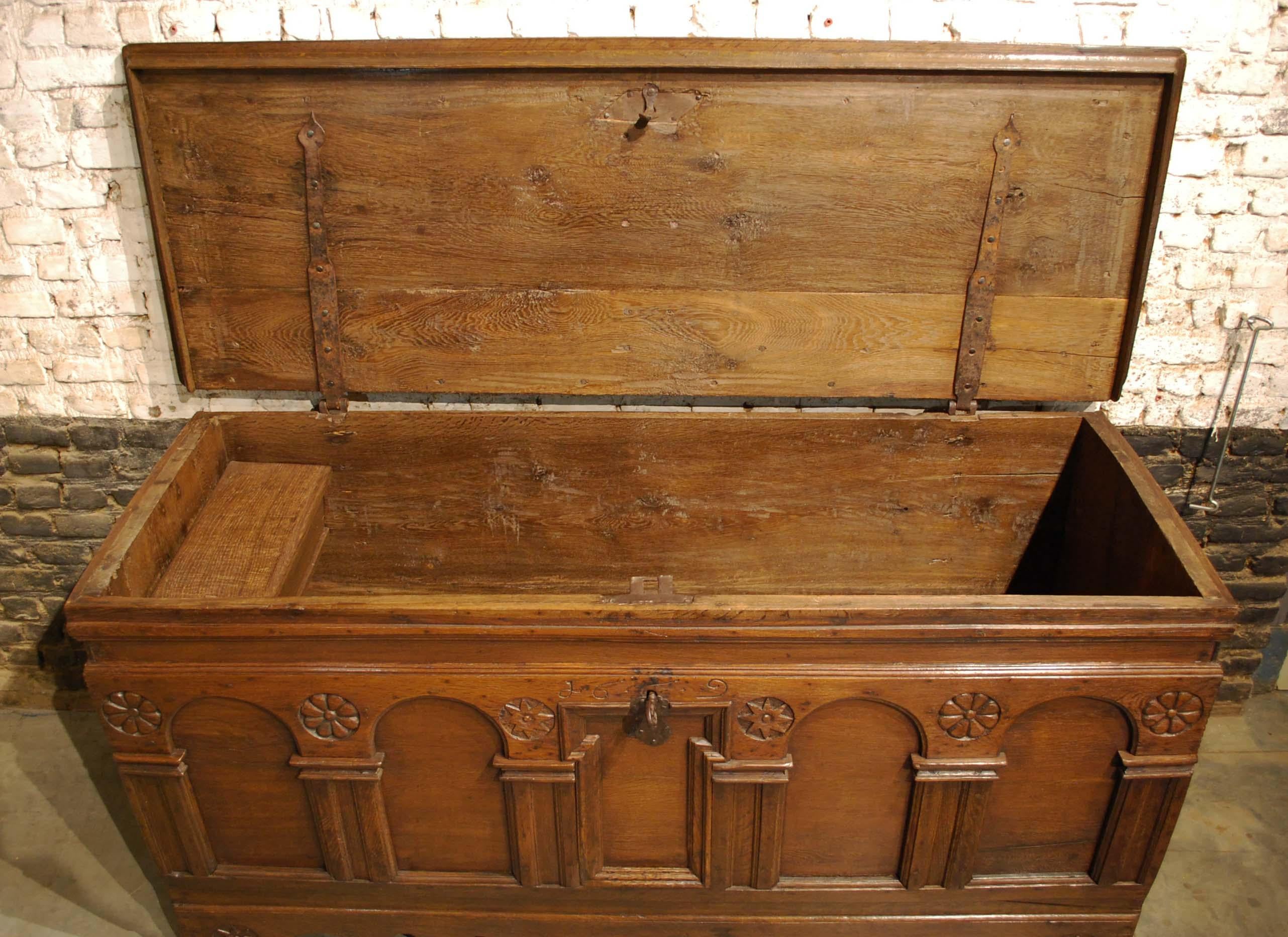 Grand coffre ancien du 17ème siècle en chêne sculpté à la main de la Renaissance hollandaise en vente 5