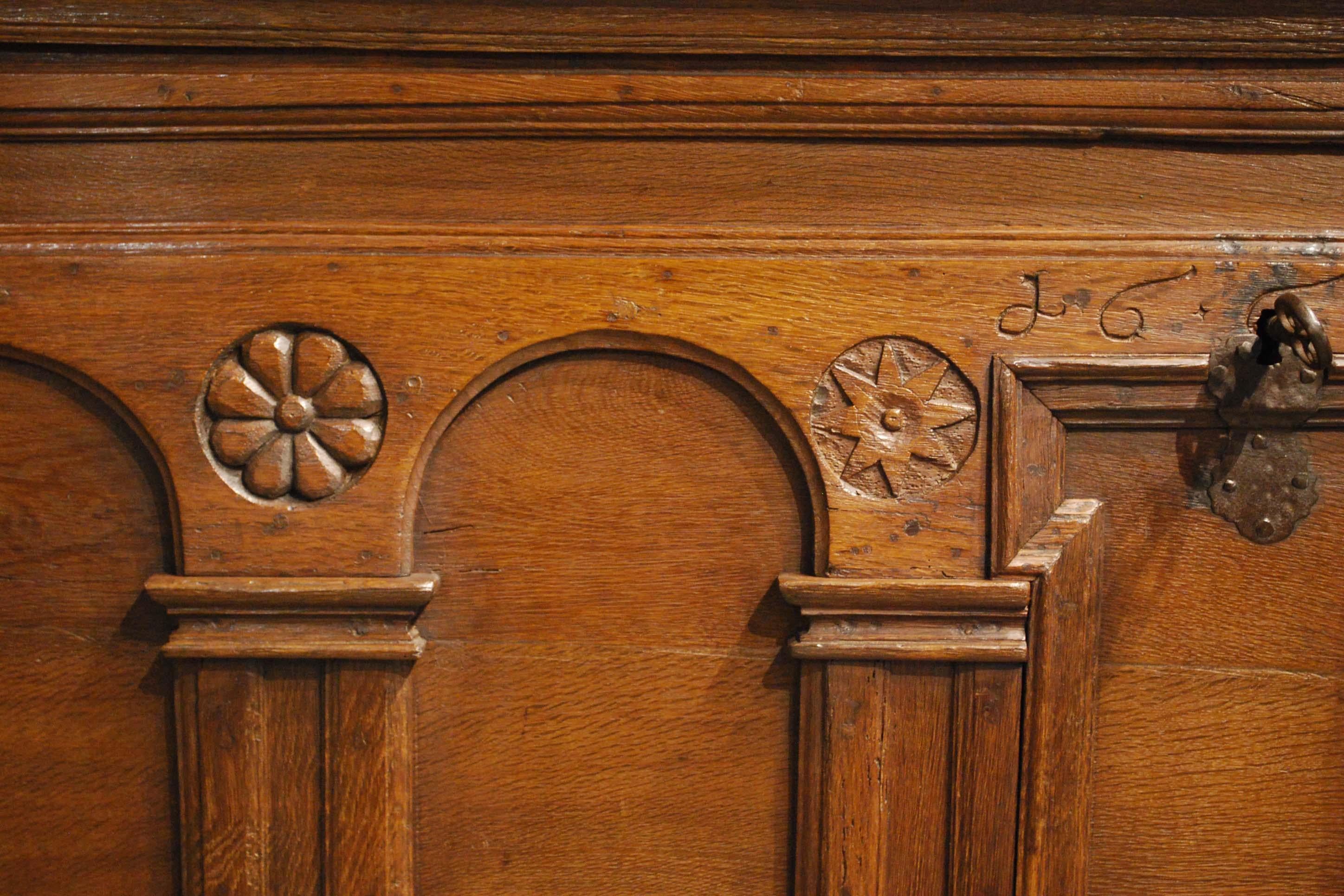 Grand coffre ancien du 17ème siècle en chêne sculpté à la main de la Renaissance hollandaise en vente 2