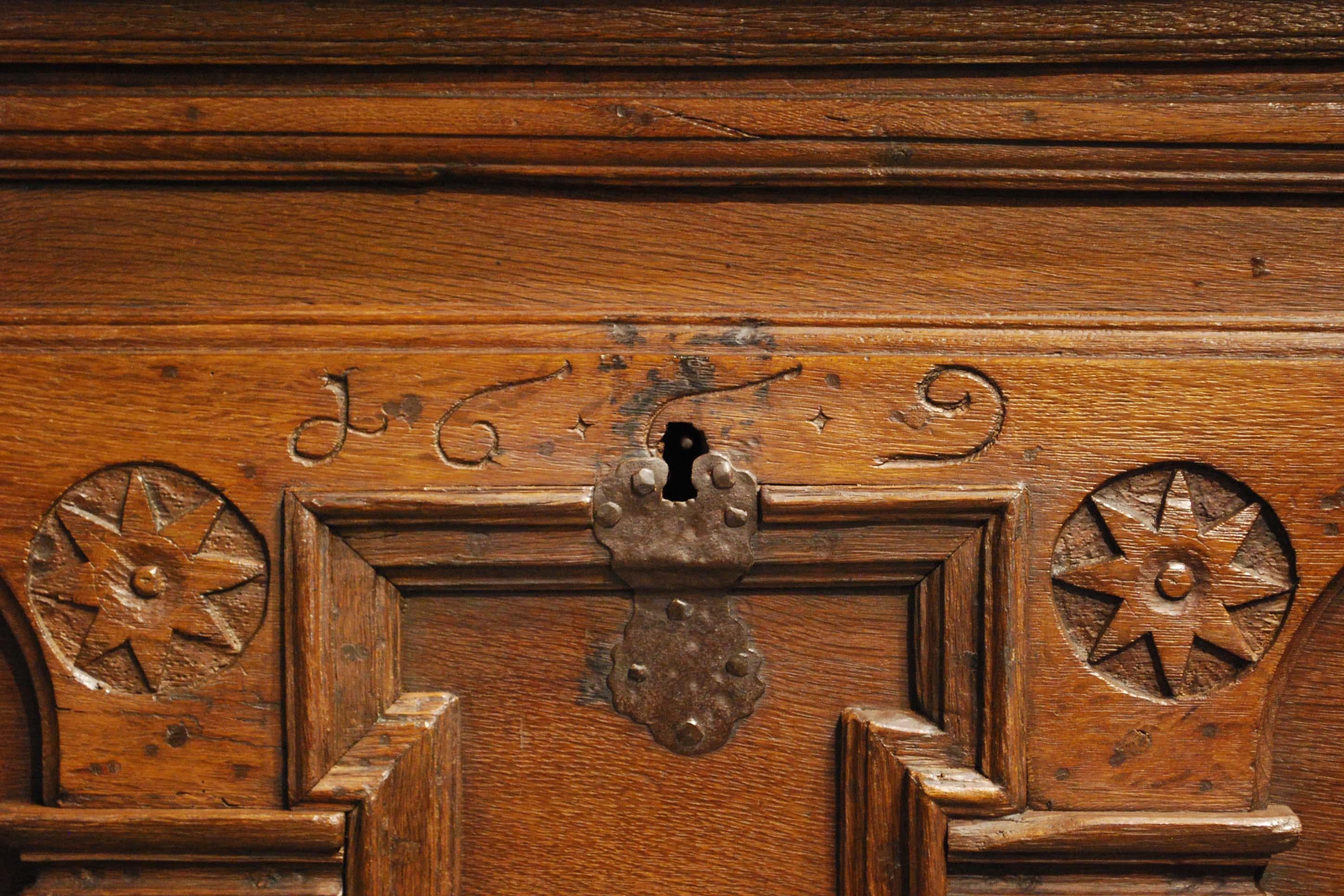 Grand coffre ancien du 17ème siècle en chêne sculpté à la main de la Renaissance hollandaise en vente 3