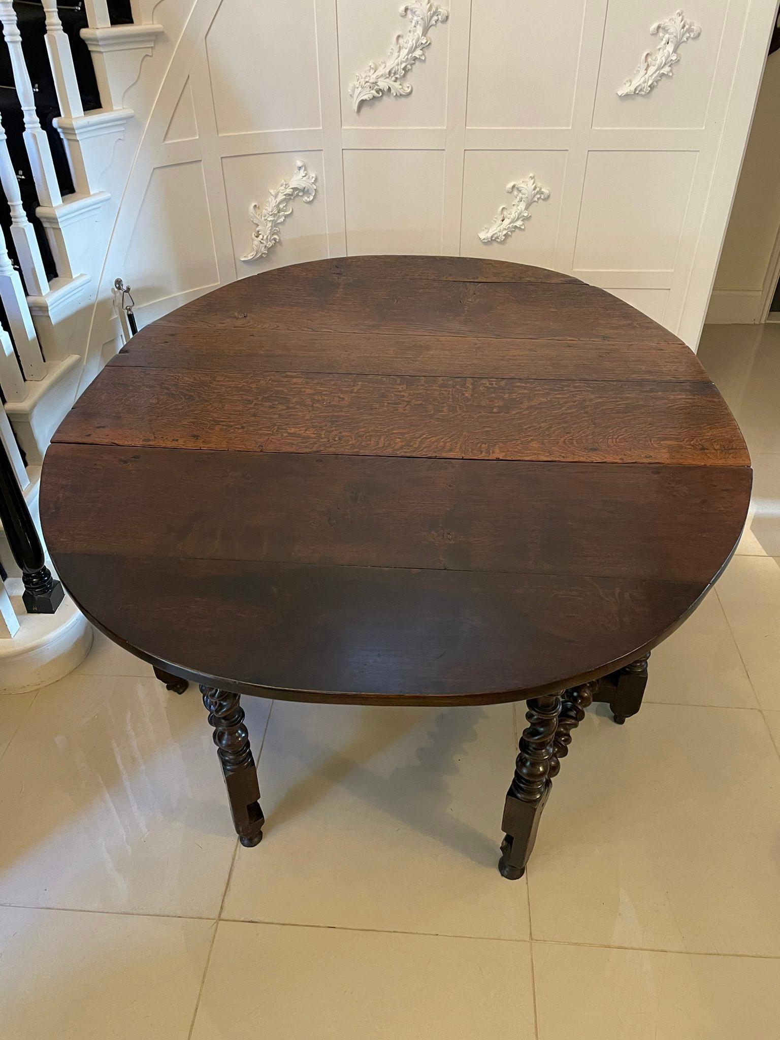 Chêne Grande table ancienne à double porte en chêne de qualité du 17ème siècle en vente