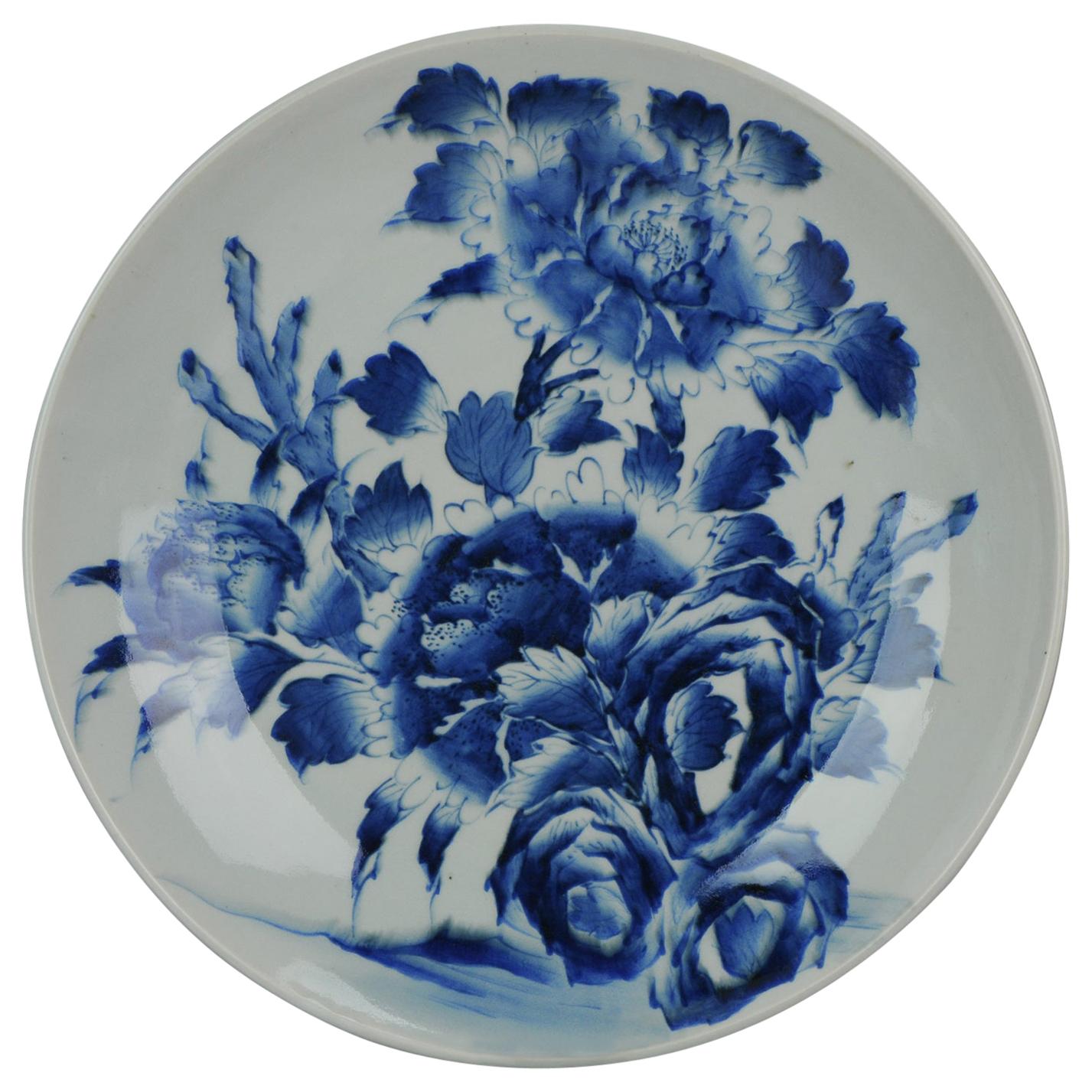 Grande assiette de présentation florale japonaise Edo en porcelaine bleue et blanche du 18/19e siècle