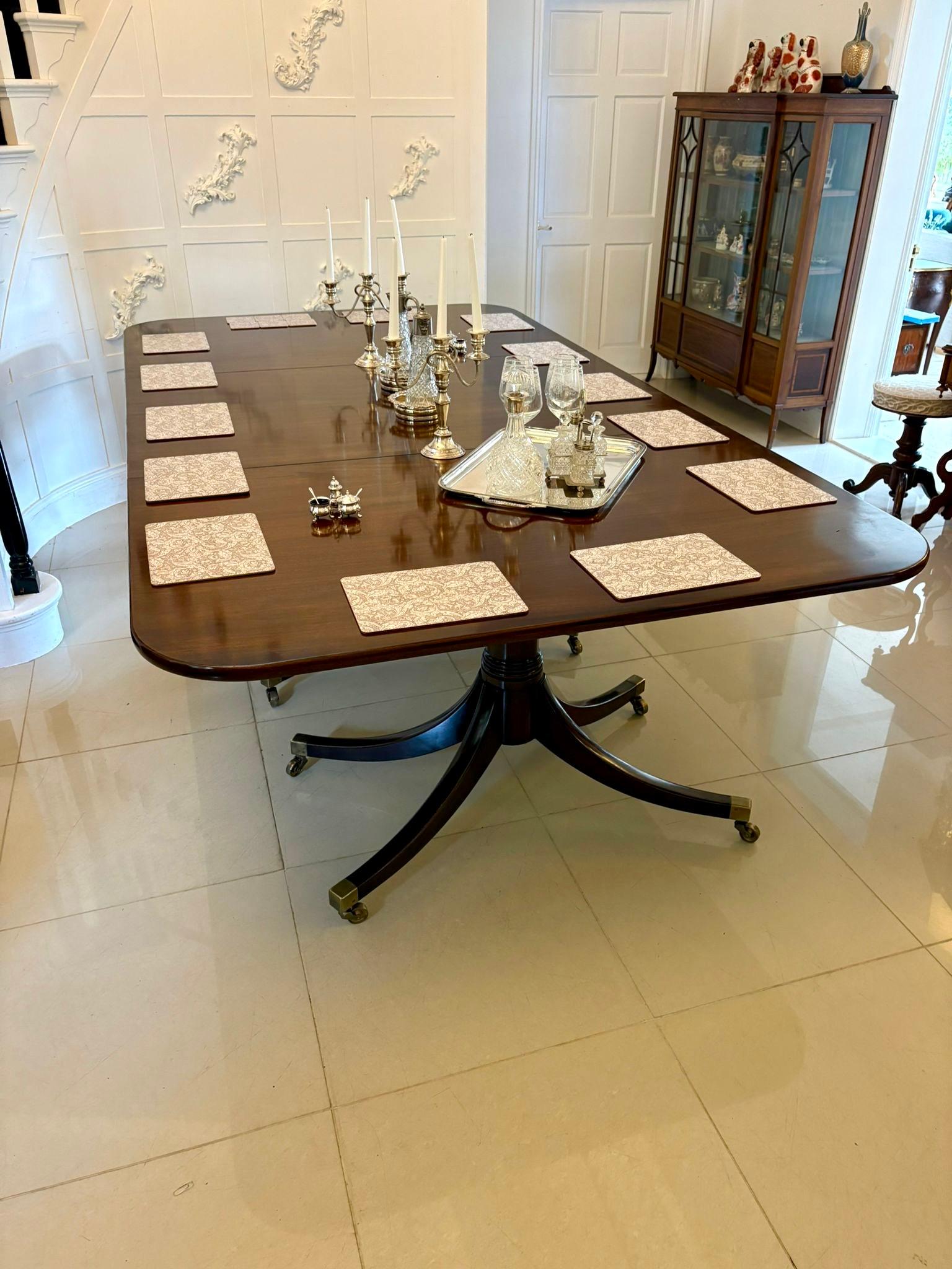 Large Antique 18 Seater Superb Quality Figured Mahogany 3 Pilar Dining Table In Good Condition For Sale In Suffolk, GB
